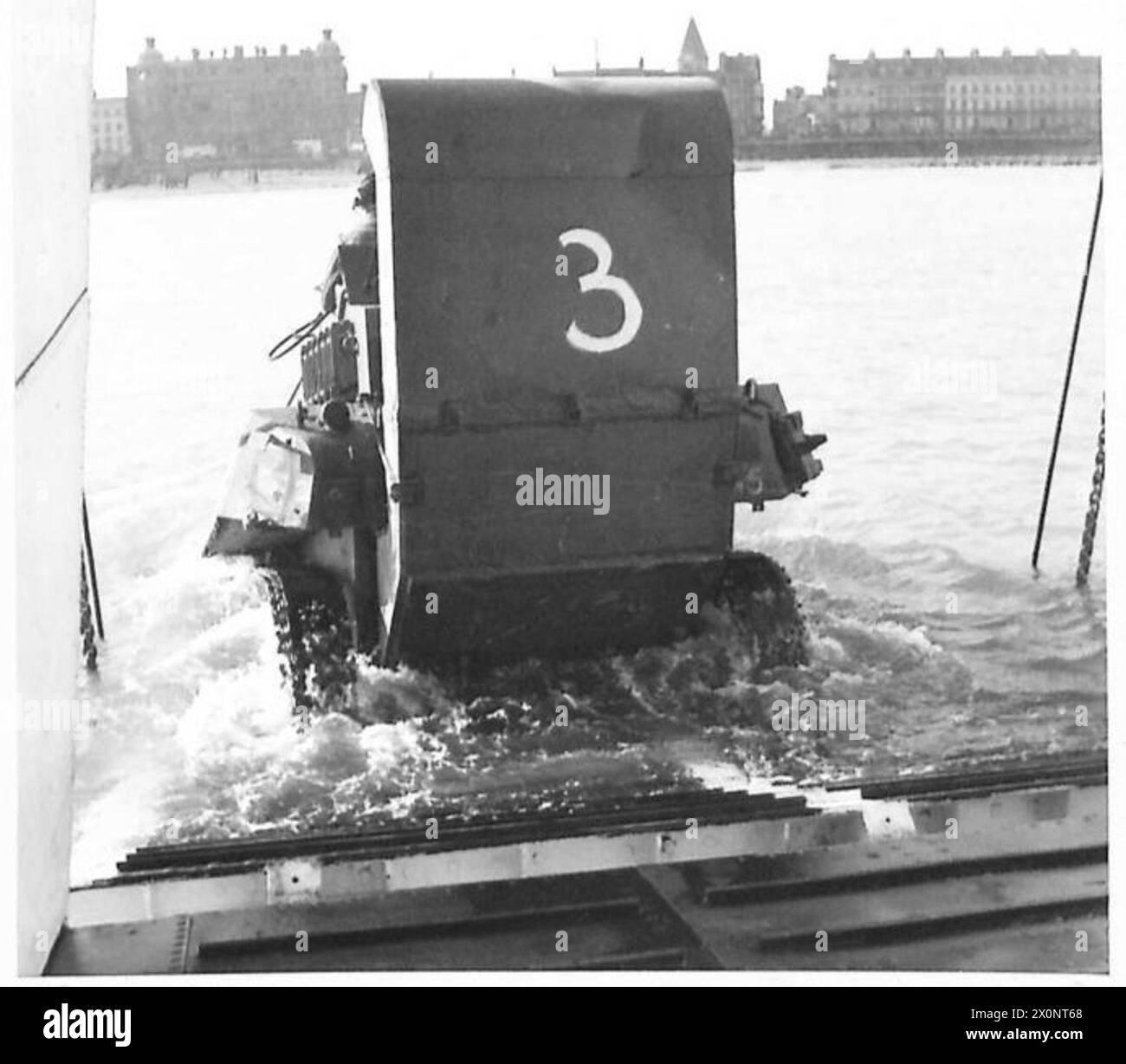 Les chars Stuart quittent la rampe d'un réservoir d'embarcation de débarquement pour des essais de passage à gué dans l'eau de 4 pieds 6 pouces de profondeur. Banque D'Images