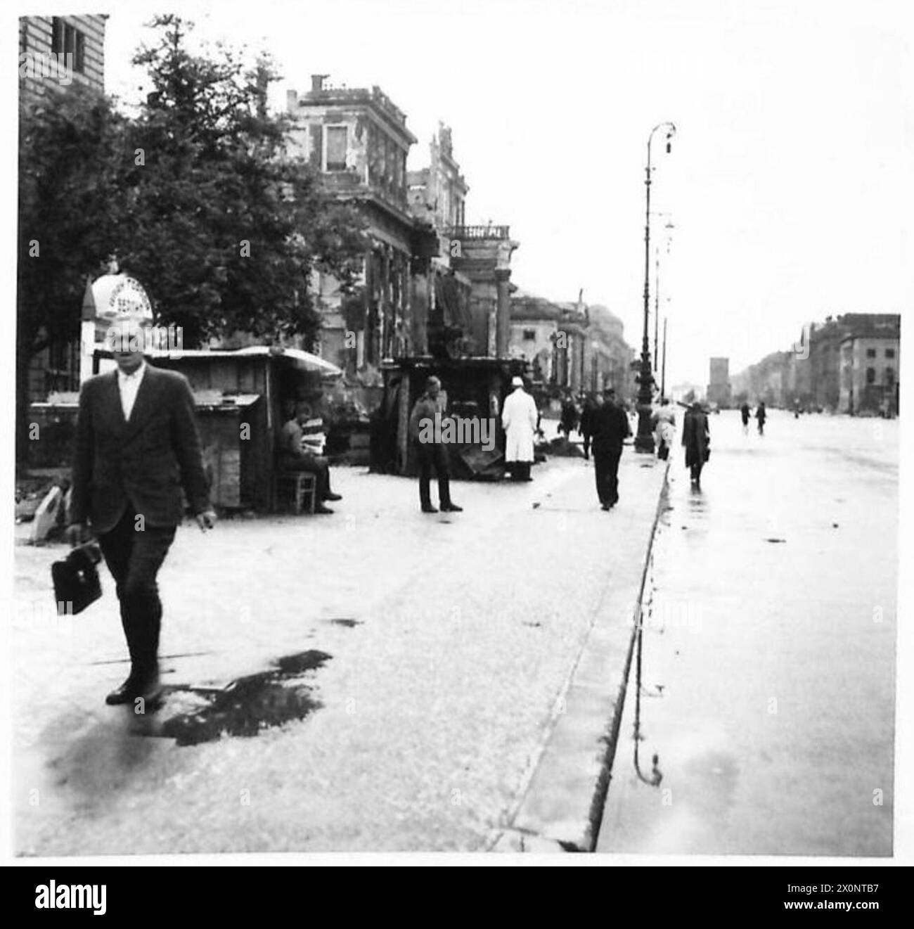 BERLIN AUJOURD'HUI - gardes russes en service dans le den Linden d'Under. Négatif photographique, Armée britannique, 21e groupe d'armées Banque D'Images