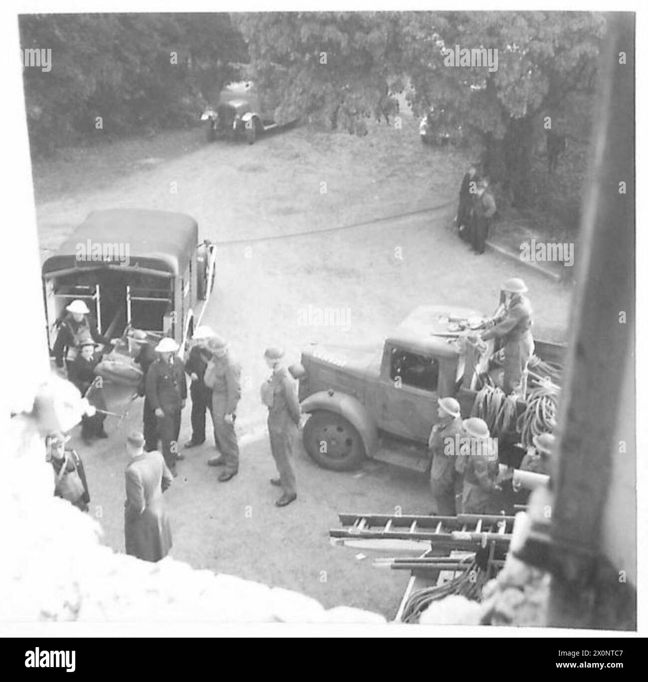Photographie de troupes de l'armée britannique arrivant en train pour aider les services de précautions de RAID aérien (ARP) pendant les opérations. Banque D'Images