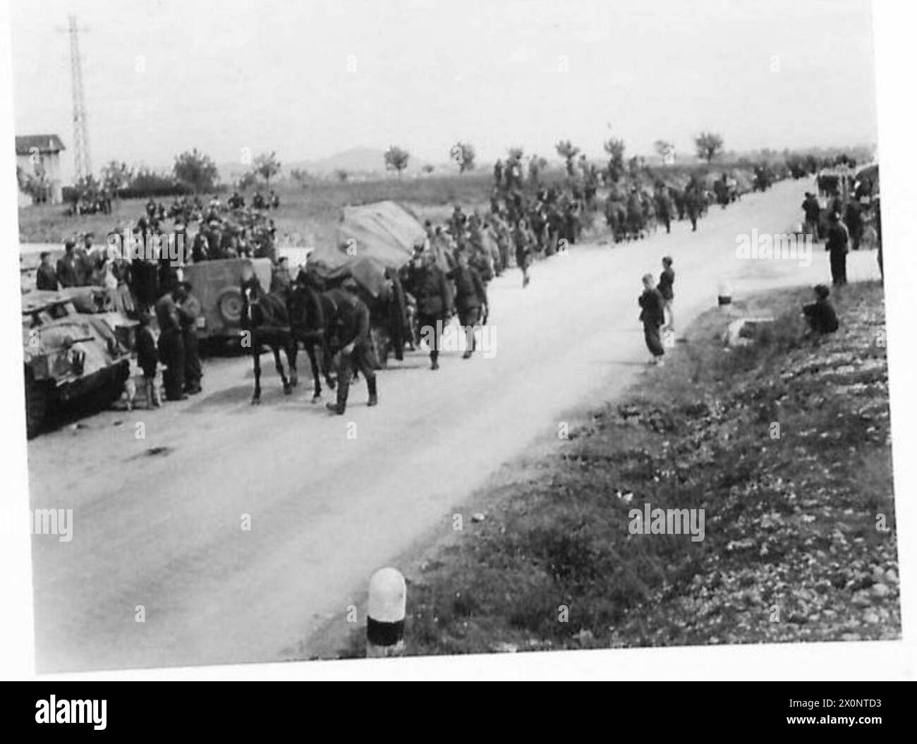 LES CHETNIKS SE RENDENT - les troupes Chetnik se déplacent dans leur zone de liège. Négatif photographique, Armée britannique Banque D'Images