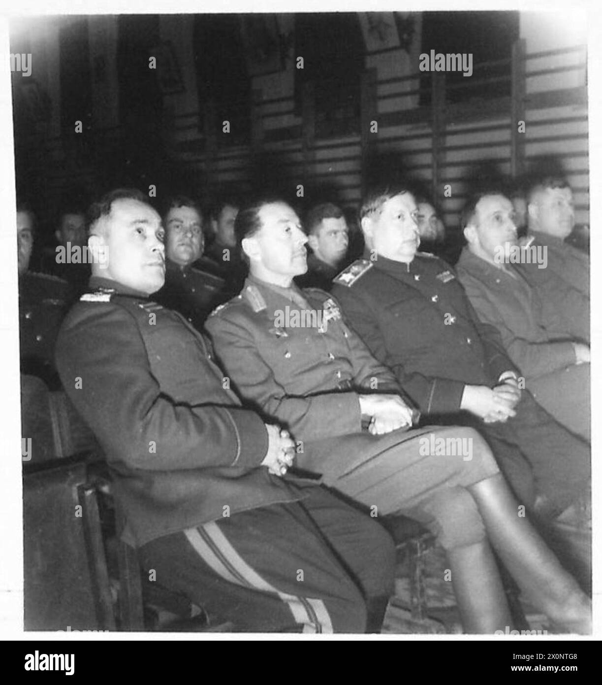 Le maréchal Alexander rencontre les commandants russes, le général Kiselev et le maréchal Tolbukhin à Belgrade, observant des spectacles de danse russe pendant la seconde Guerre mondiale Banque D'Images