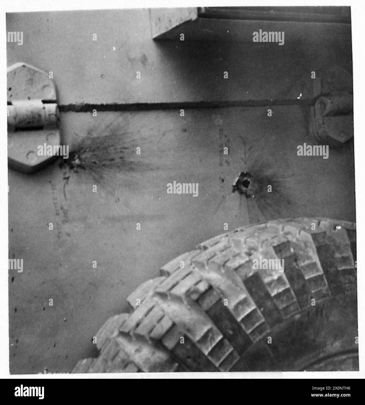 Une voiture blindée allemande capturée est testée avec un canon Boyes 55 à une distance de 450 yards, laissant un trou dans son blindage. Banque D'Images
