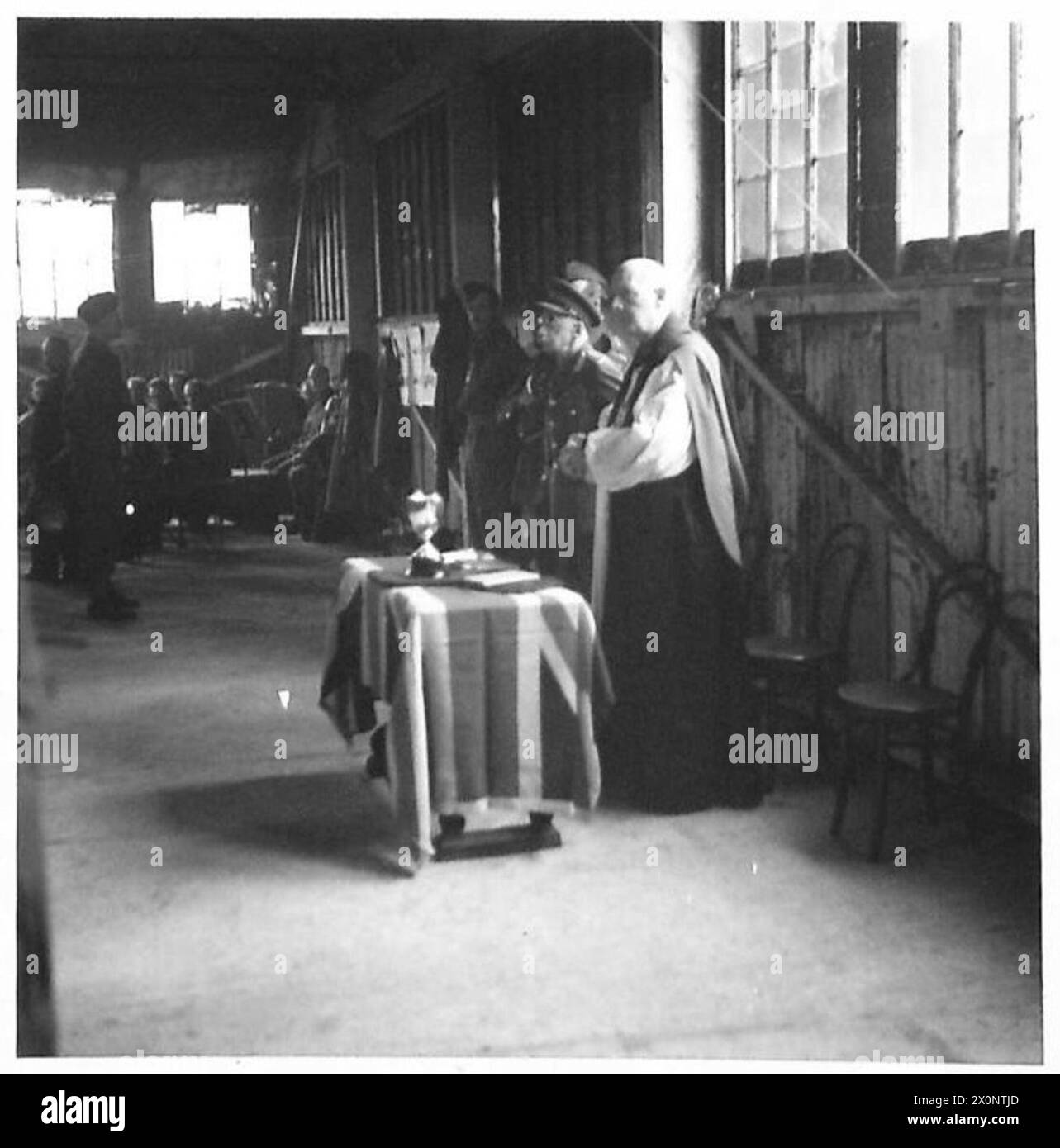 SERVICE DE GARDE À DOMICILE À TADCASTER - sa grâce L'archevêque d'York, Dr Cyril F. Garbett, dirigeant le service pour le 11e BATAILLON WEST RIDING HOME GAURD qui a eu lieu dans la vieille chocolaterie, Tadcaster. Négatif photographique, Armée britannique Banque D'Images