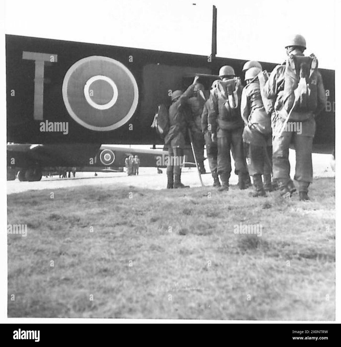 Les parachutistes entrent dans les avions de transport de troupes pendant les exercices d'entraînement. Négatif photographique de l'armée britannique. Banque D'Images