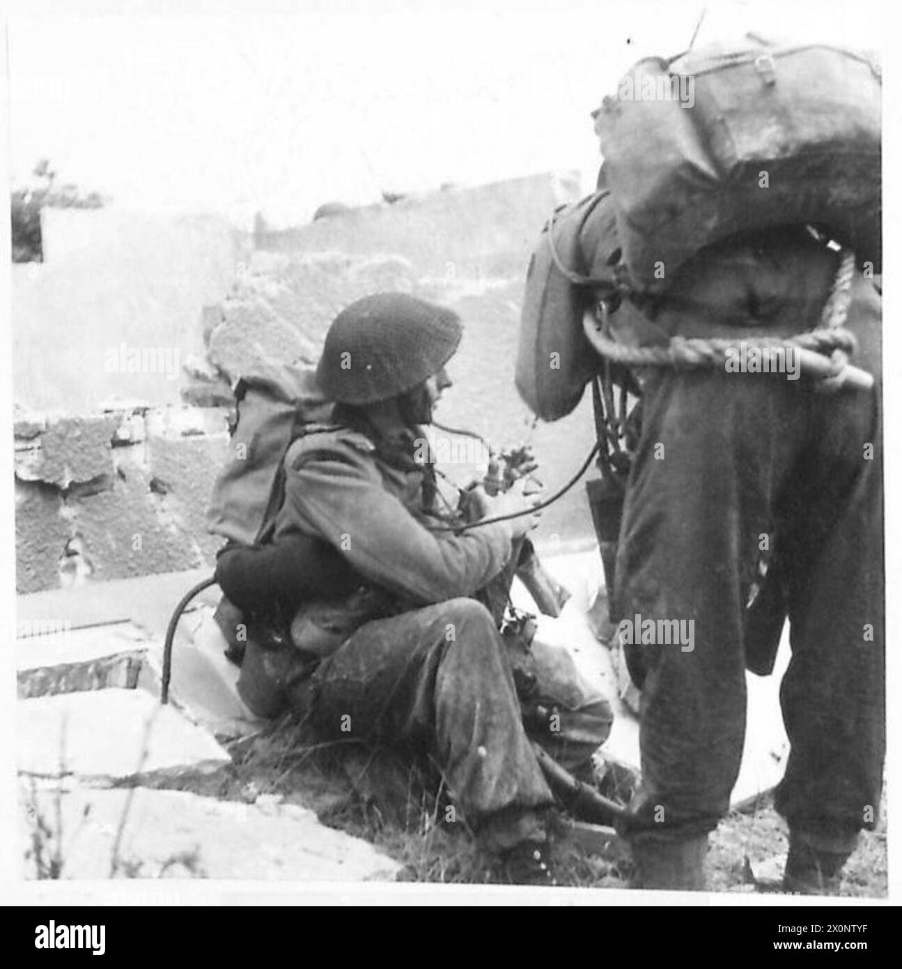 Les commandos de la 1re brigade de services spéciaux utilisent des radios portatives à côté des ruines de bâtiments sur la plage de la Reine Rouge, dans la région de Sword, lors de l'invasion de Normandie le 6 juin 1944. Négatif photographique. Banque D'Images