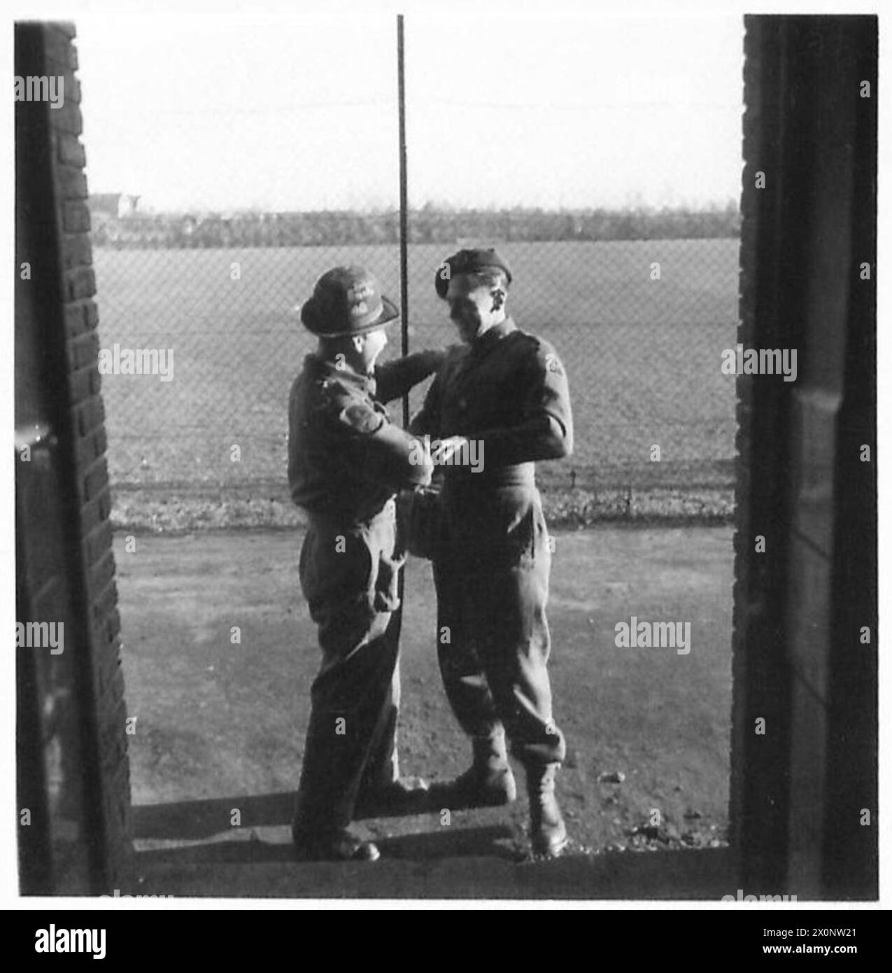 Un concert accueille Pte. G.S. Powell du King's Shropshire Light Infantry lors d'une visite d'un maréchal au club de la 3e division. La photographie capture le personnel de l'armée britannique, les divertissements et les activités de loisirs. Banque D'Images