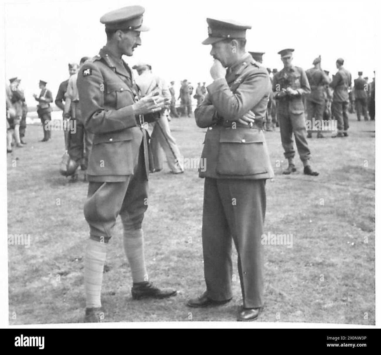Un canon antiaérien Bofors et un char Matilda sont montrés en mouvement lors d'un exercice de combat simulé de l'armée britannique. Banque D'Images