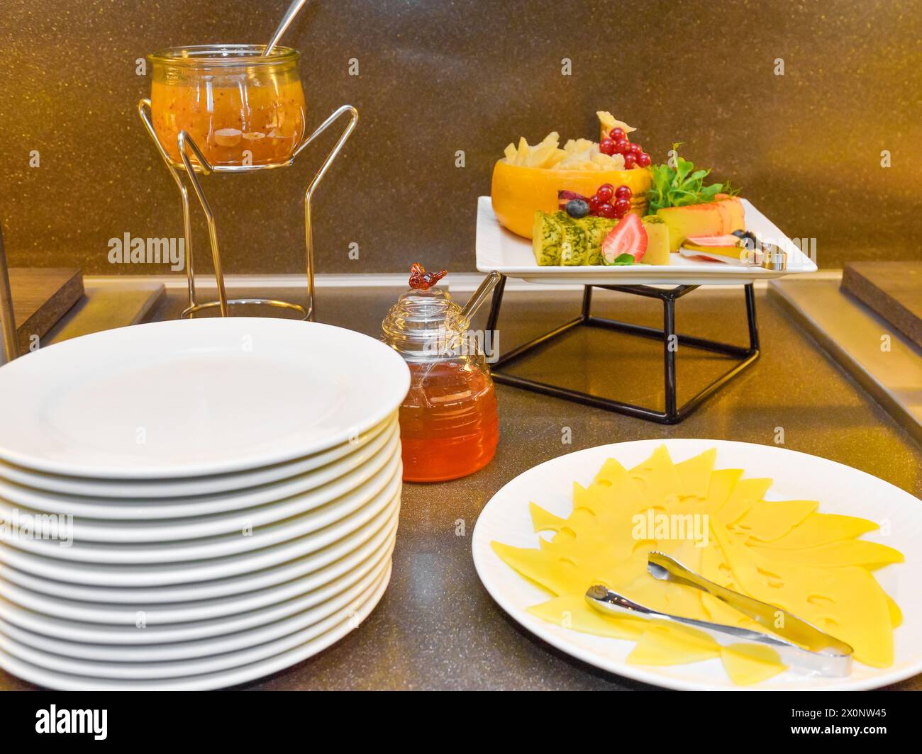 Buffet en libre-service servi avec divers plats de fromage pour le petit-déjeuner Banque D'Images