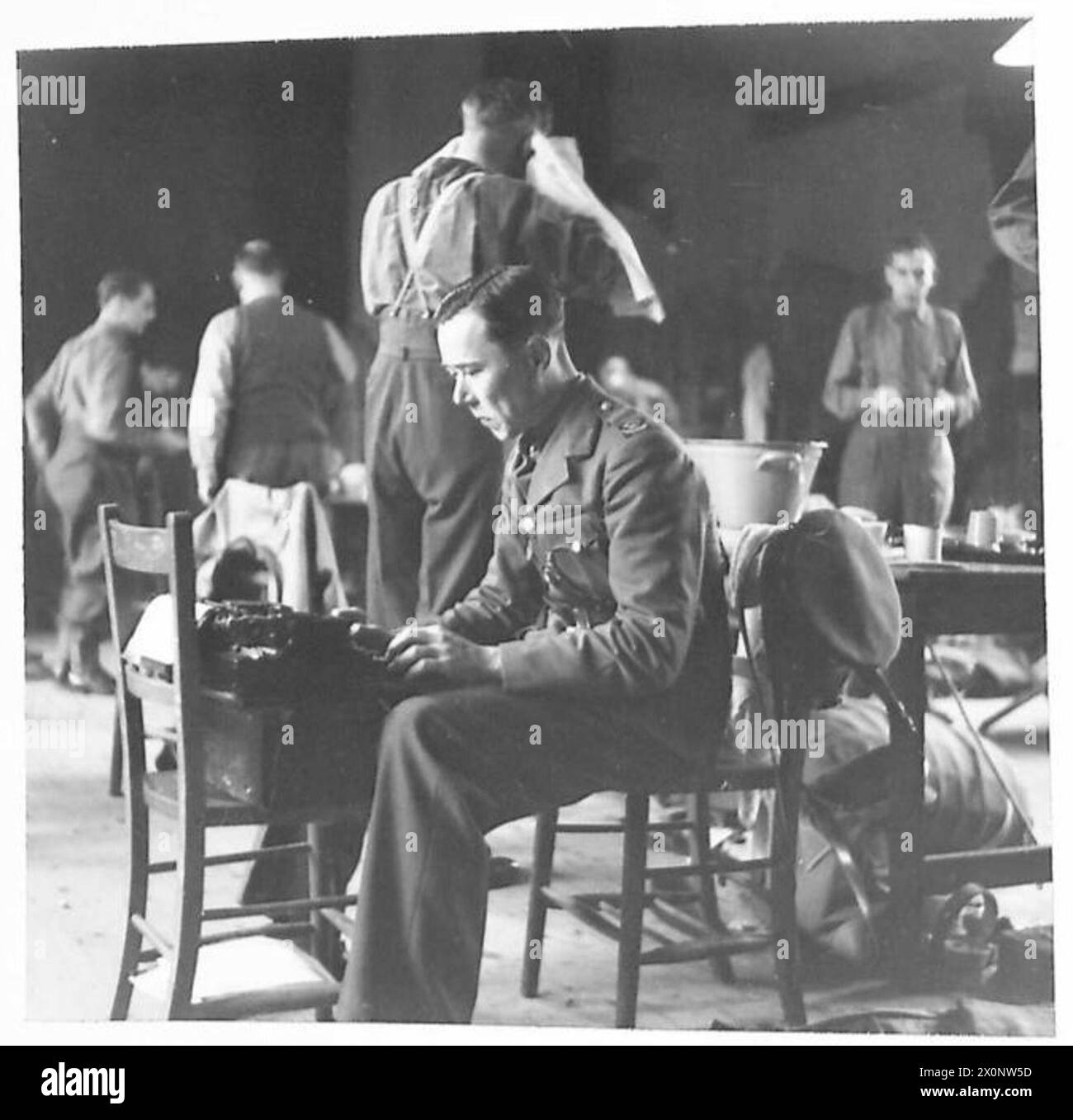 L'exercice 'Bumper' a lieu tôt le matin dans une salle de village servant de QG pour les correspondants de presse. Banque D'Images