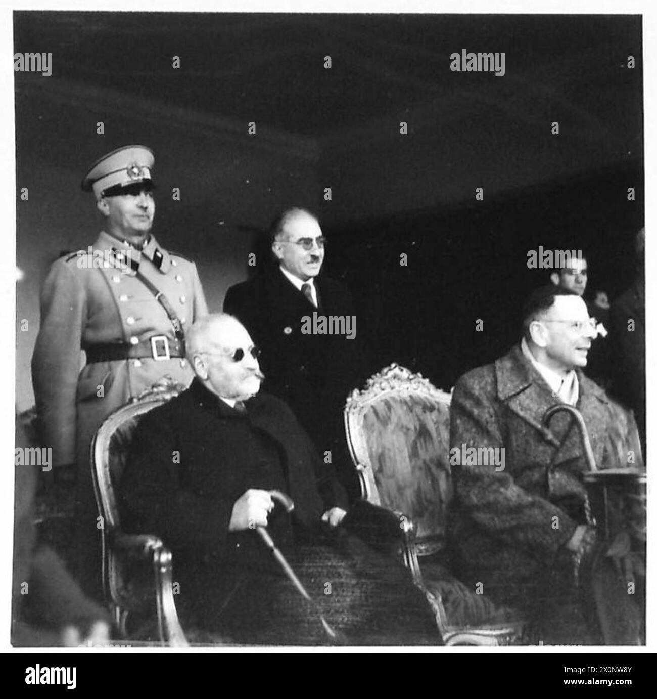 L'équipe de football de l'armée polonaise joue un match contre la Perse en Iran, en présence de ministres du gouvernement persan et d'officiers de haut rang. Banque D'Images