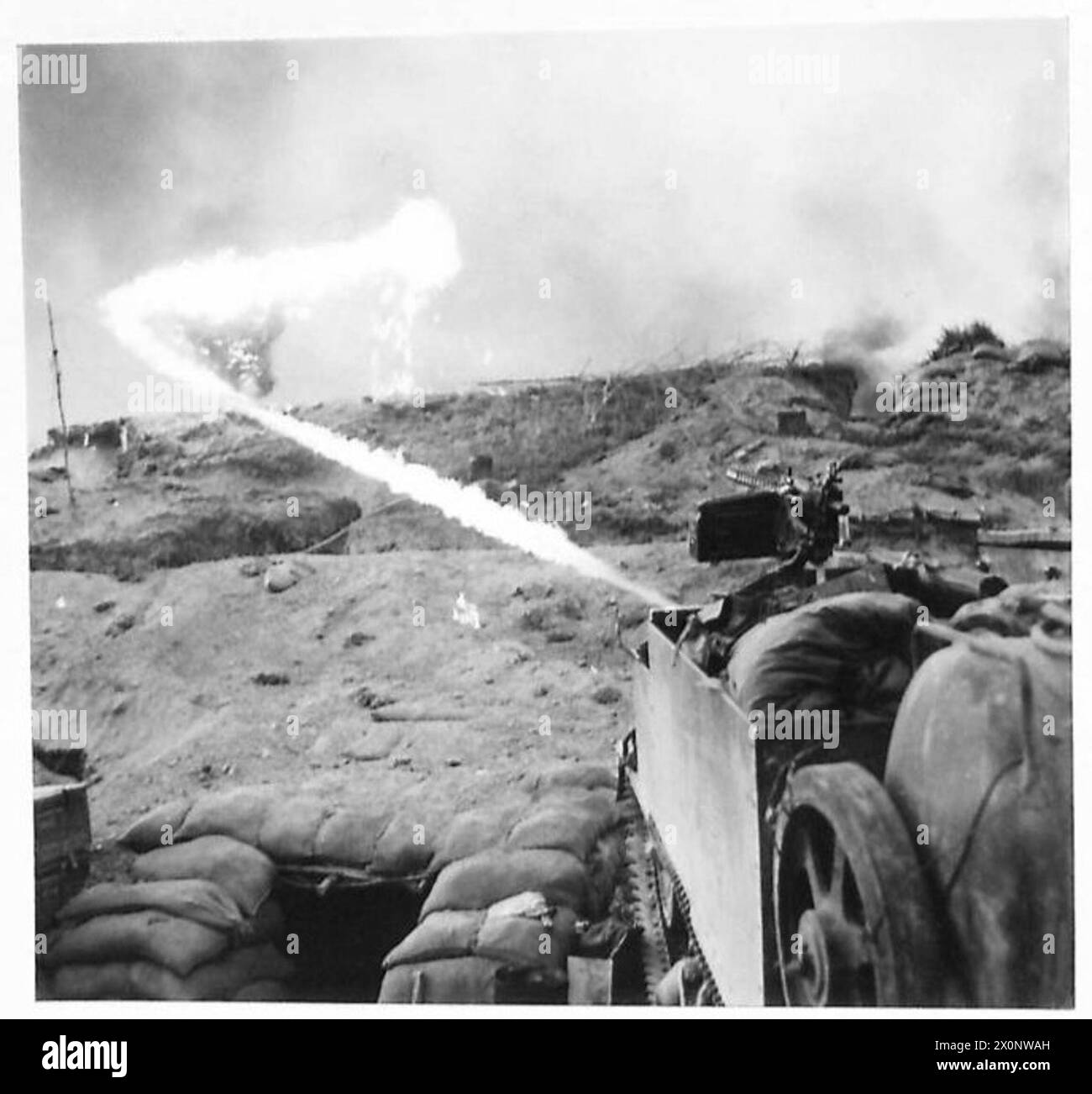 Lance-flammes en action sur le banc d'inondation de la rivière Senio pendant les opérations de la 8e armée. Négatif photographique, armée britannique. Banque D'Images