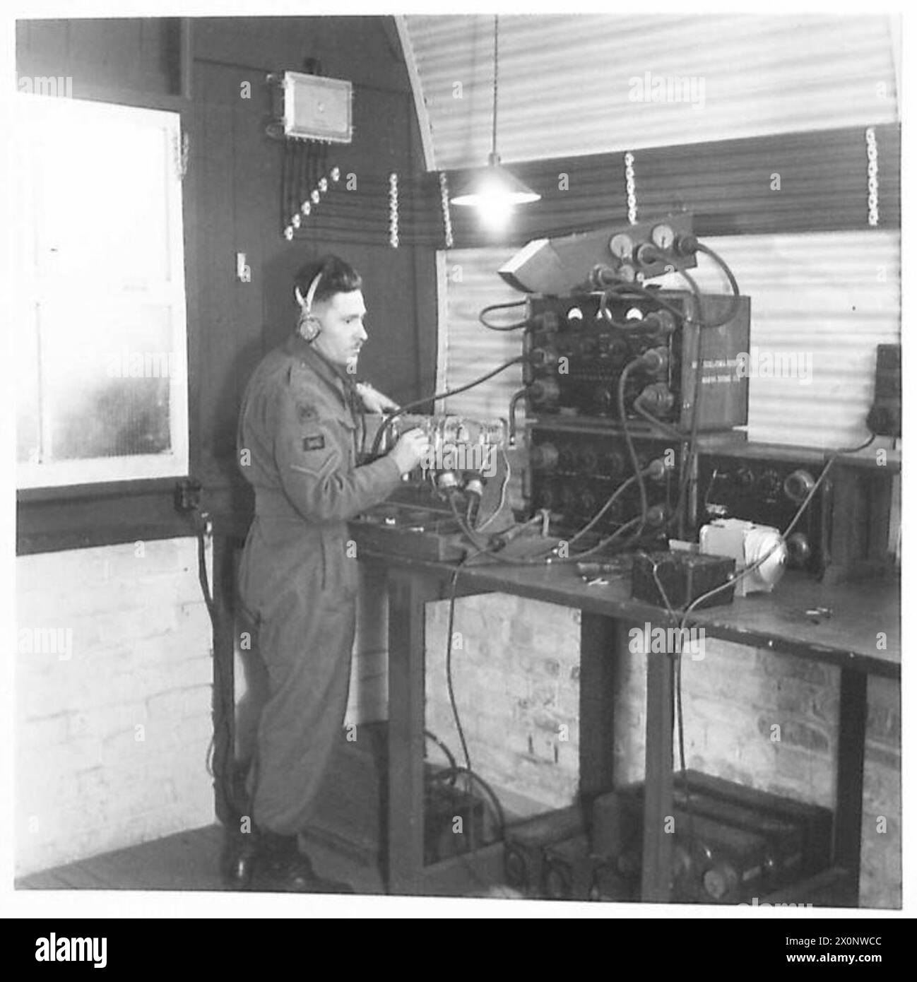 Les photographies montrent du matériel de radiolocalisation exploité par A.A.O.W., utilisé pour détecter et suivre des cibles pendant des opérations militaires. Banque D'Images