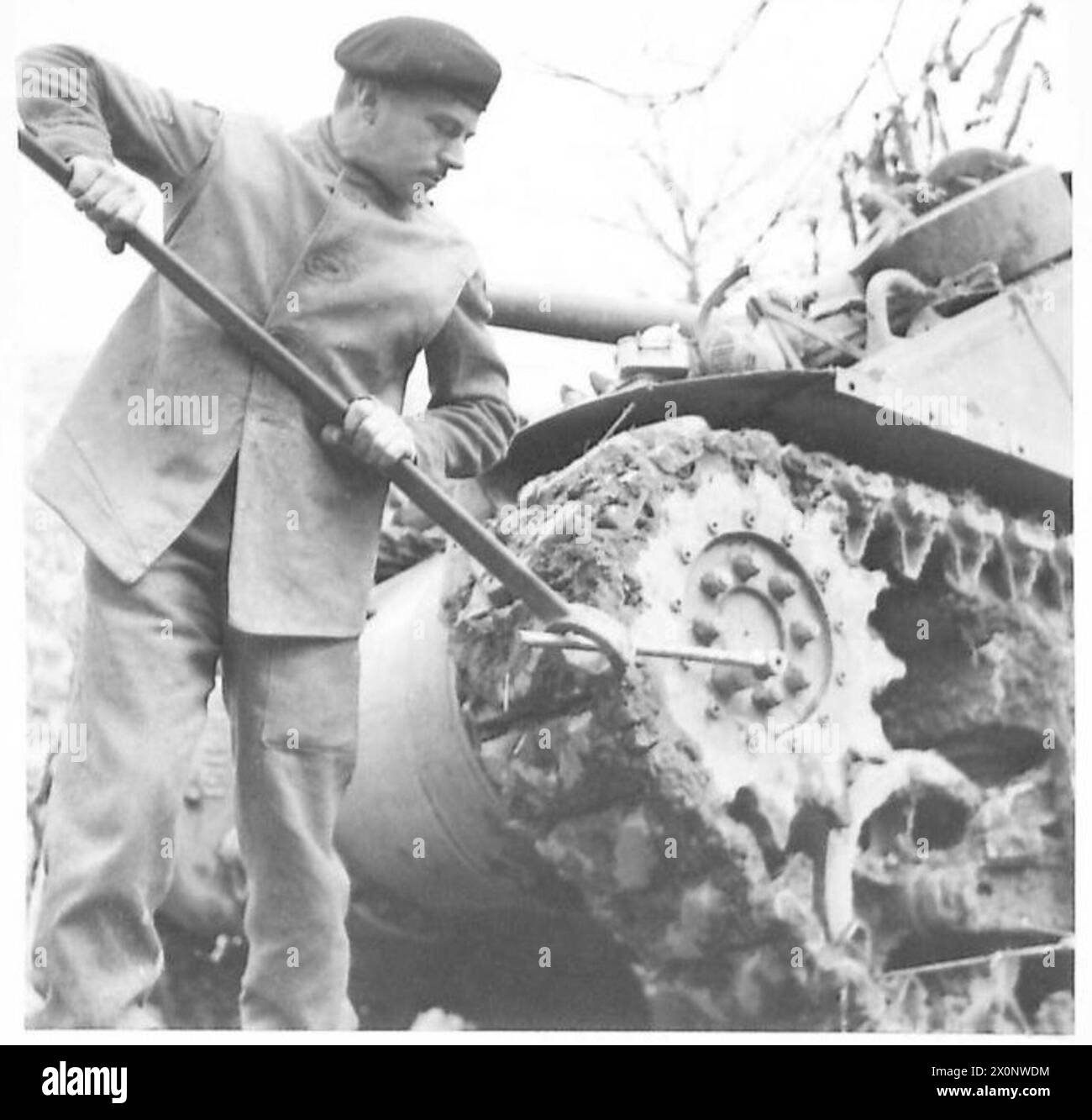 ITALIE : CINQUIÈME ÉQUIPAGE ARMYTANKS AU REPOS AVANT LA BATAILLE - Sgt. A.G. Field of 11 Crescent Rise, Luton, Beds, est avec le régiment depuis 9 ans en Italie, en Afrique du Nord et en Inde. Il a reçu le B.E.M. pour son rôle dans les chars à récurer et le M.T. qui s'est détaché après un incendie dans le S.S. Benedict en octobre 1942. L'épouse du sergent Field aide à construire des chars à l'usine de Vauxhall, Luton Photographic Negative , British Army Banque D'Images