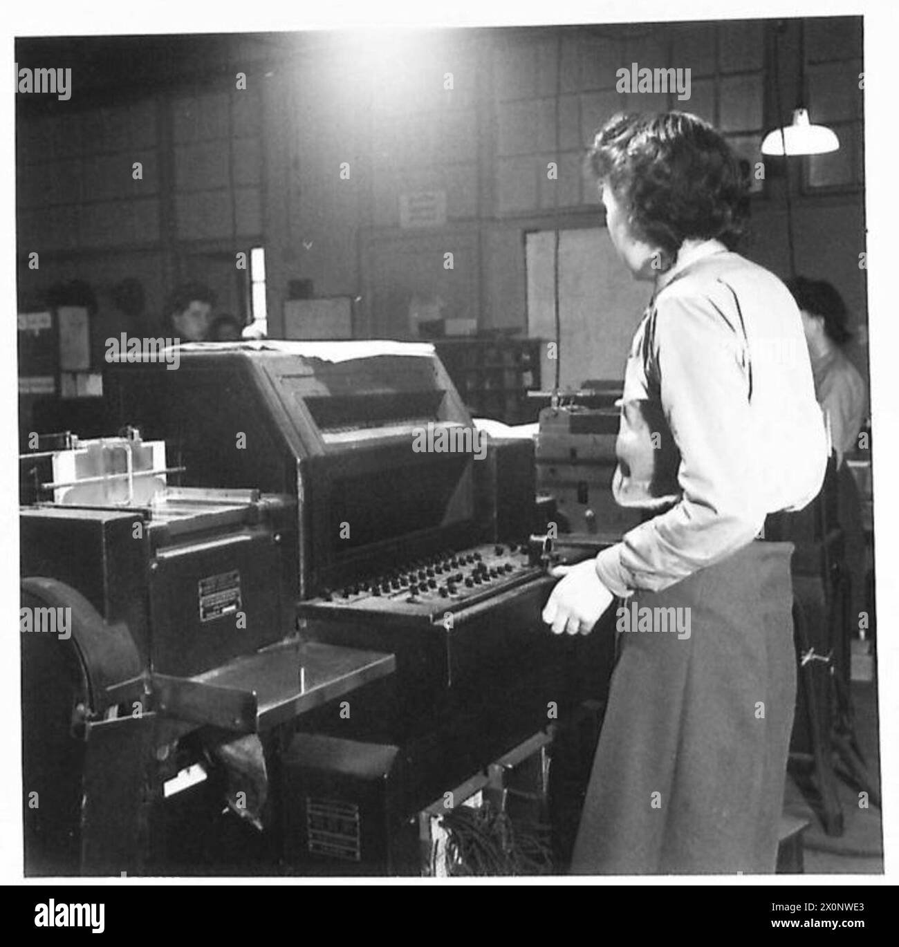 Photographie montrant une machine de tabulation au War Office Central Card Index utilisée par le personnel de l'armée britannique pour la tenue des dossiers. Banque D'Images