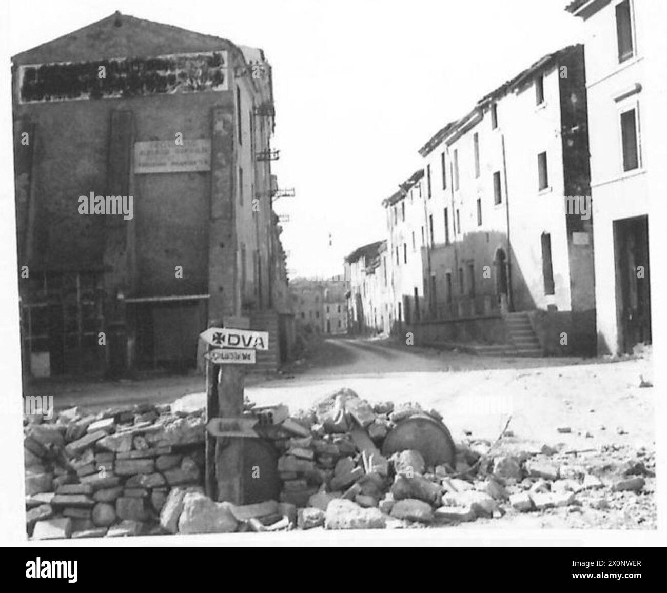 Infanterie entrant dans la ville déserte de Frosinone. Négatif photographique de l'armée britannique. Banque D'Images