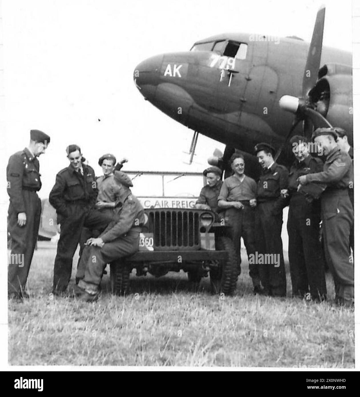 L'équipage de fret aérien de la R.A.S.C. d'un avion Dakota partage des nouvelles avec le personnel de réception, capturant un moment de communication au sein de l'armée britannique pendant les opérations en temps de guerre. Banque D'Images