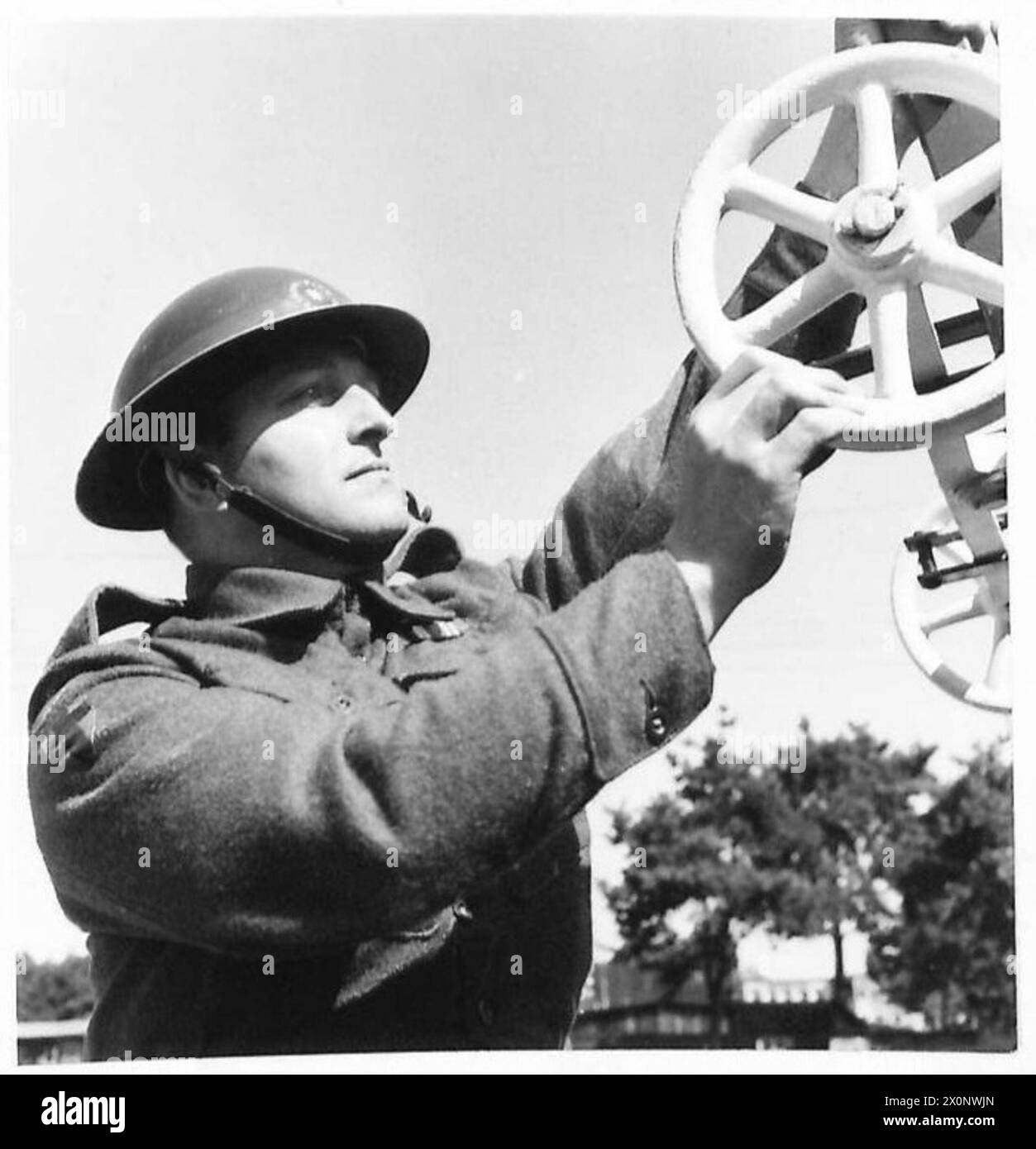 Photographie du soldat S.P. Zechin de Wood Green utilisant une évasion de secours au Big Three Conference Army Fire Service à Potsdam, y compris la 76 Fire Brigade et la 113 Fire Fighting Company, sous l'armée britannique, 21st Army Group. Banque D'Images