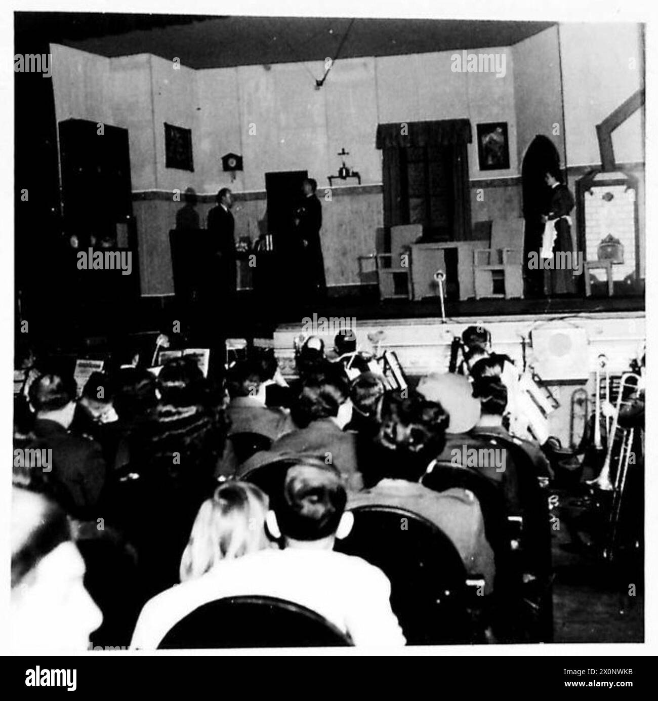 Le Central Pool of Artists a présenté la pièce gagnante en un acte « Why the Bells of suffisamment Mary's rang » lors de la finale des arts du Festival de Rome en 1946. Écrit par le soldat Arthur West du 2e Bataillon Monmouth Regiment. Banque D'Images