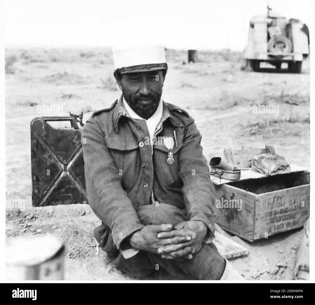 Les soldats français libres forment l'équipage d'un véhicule blindé dans le désert occidental, représentant différents rôles au sein d'une unité de véhicules militaires. Banque D'Images