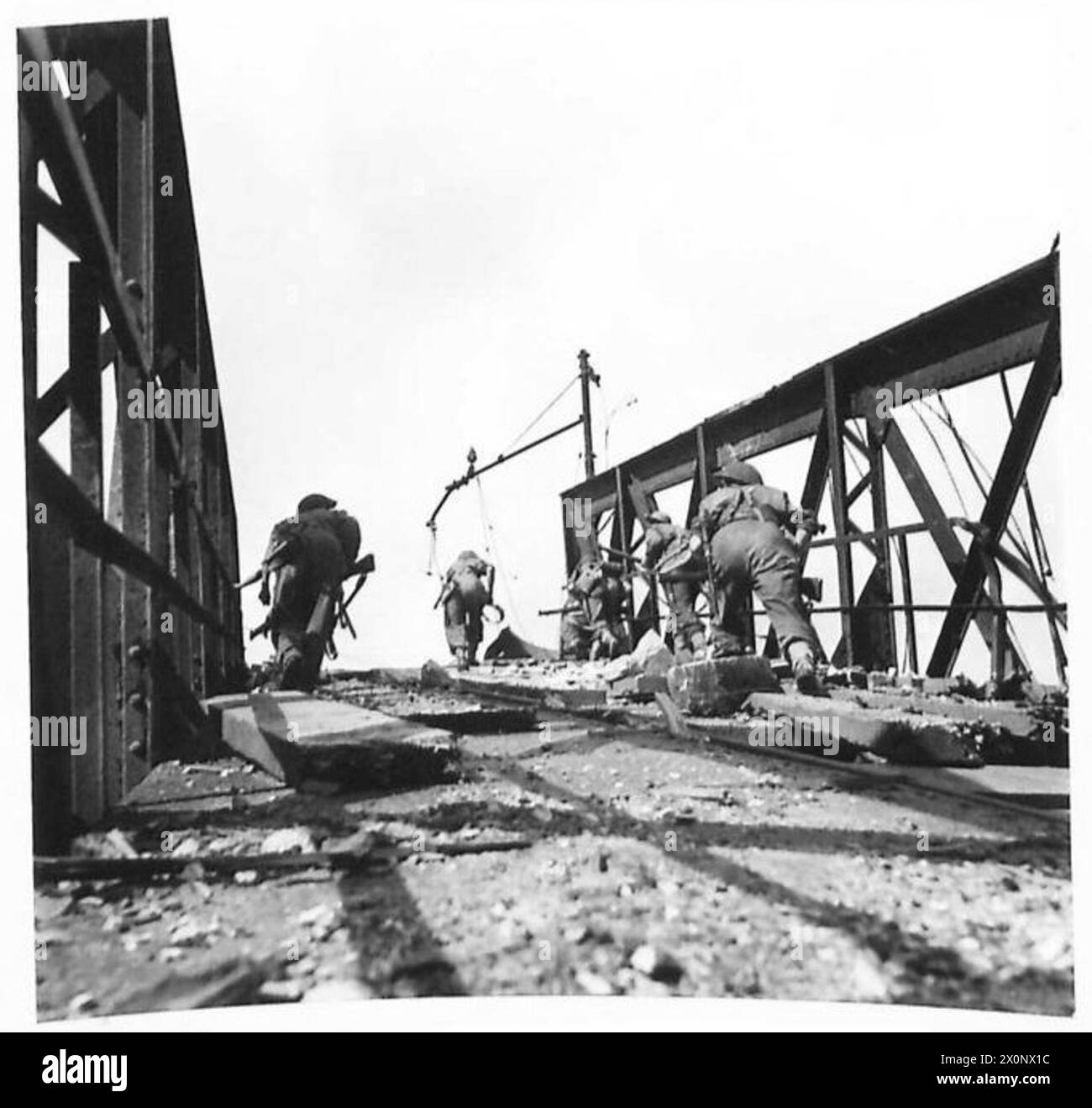 Les soldats du Yorks and Lancs Regiment traversent la rivière Volturno via un pont ferroviaire détruit pour entrer dans la ville de Cancello. Banque D'Images