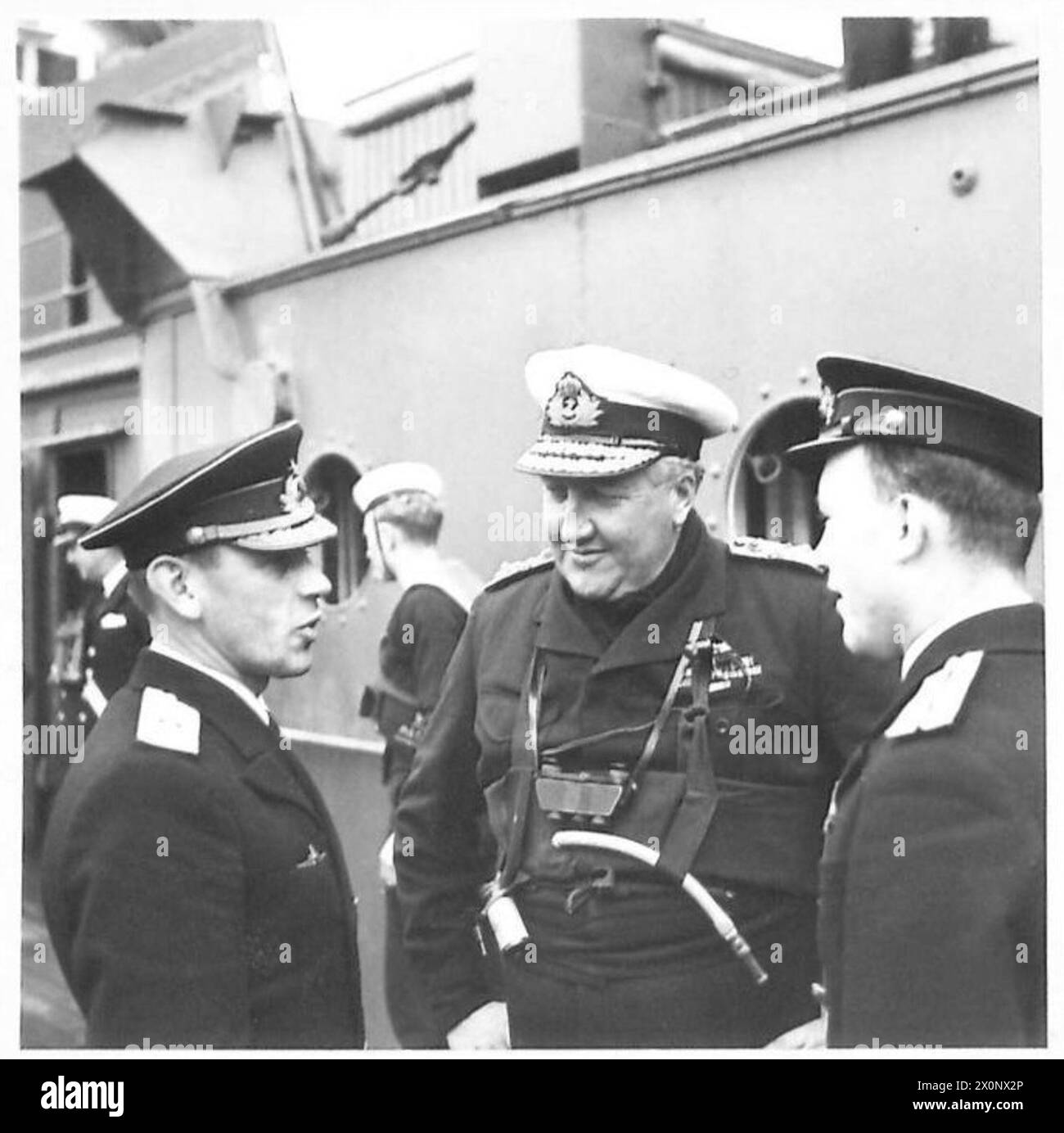 Le contre-amiral Frolov de la marine russe observe des opérations combinées sur le HMS Bololo avec le contre-amiral T.H. Troubridge lors du débarquement d'Anzio en Italie. Banque D'Images
