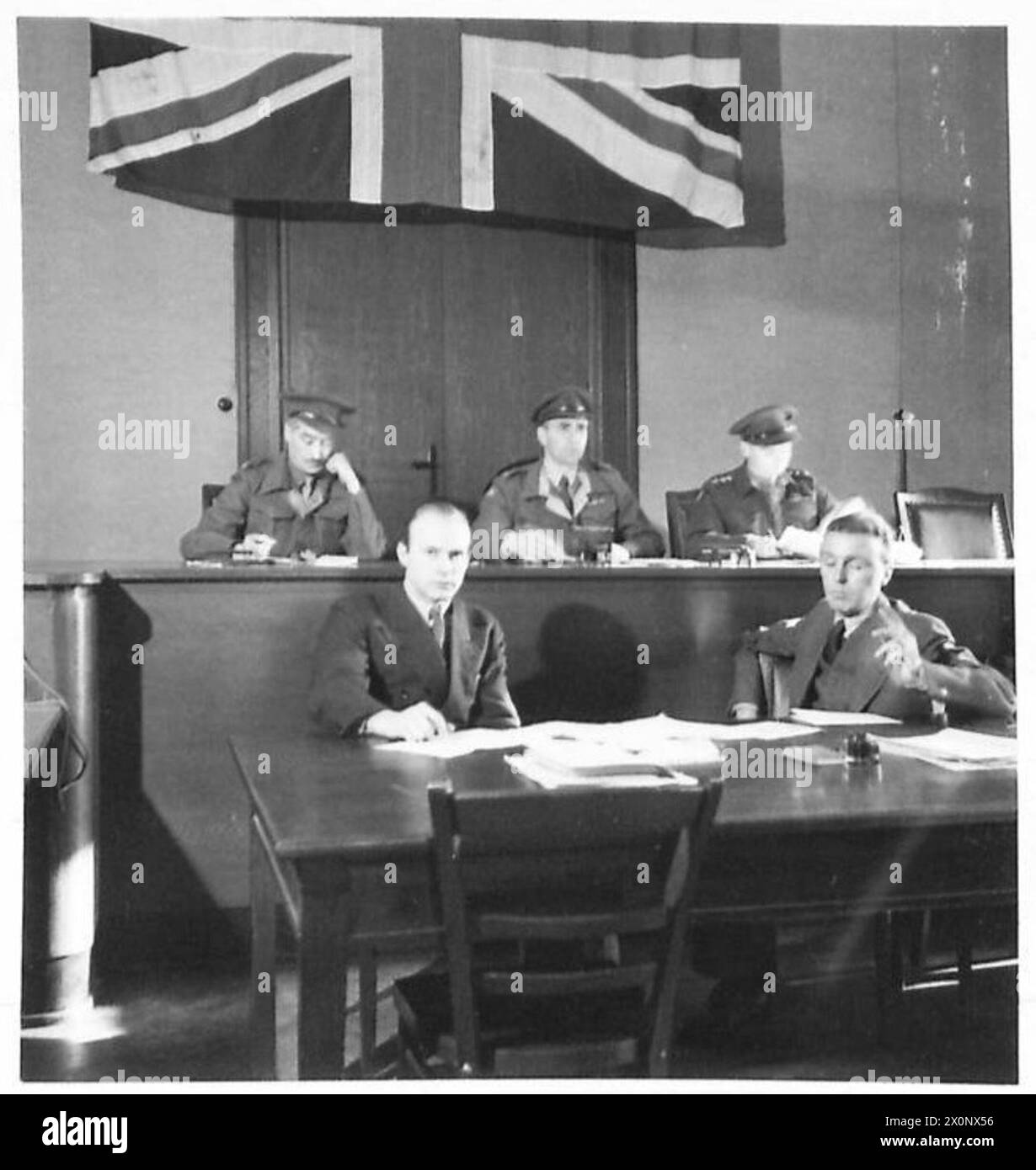 Les bateaux de la police sauvent les gens et leurs biens dans les maisons inondées sur l'île de Walcheren. Banque D'Images