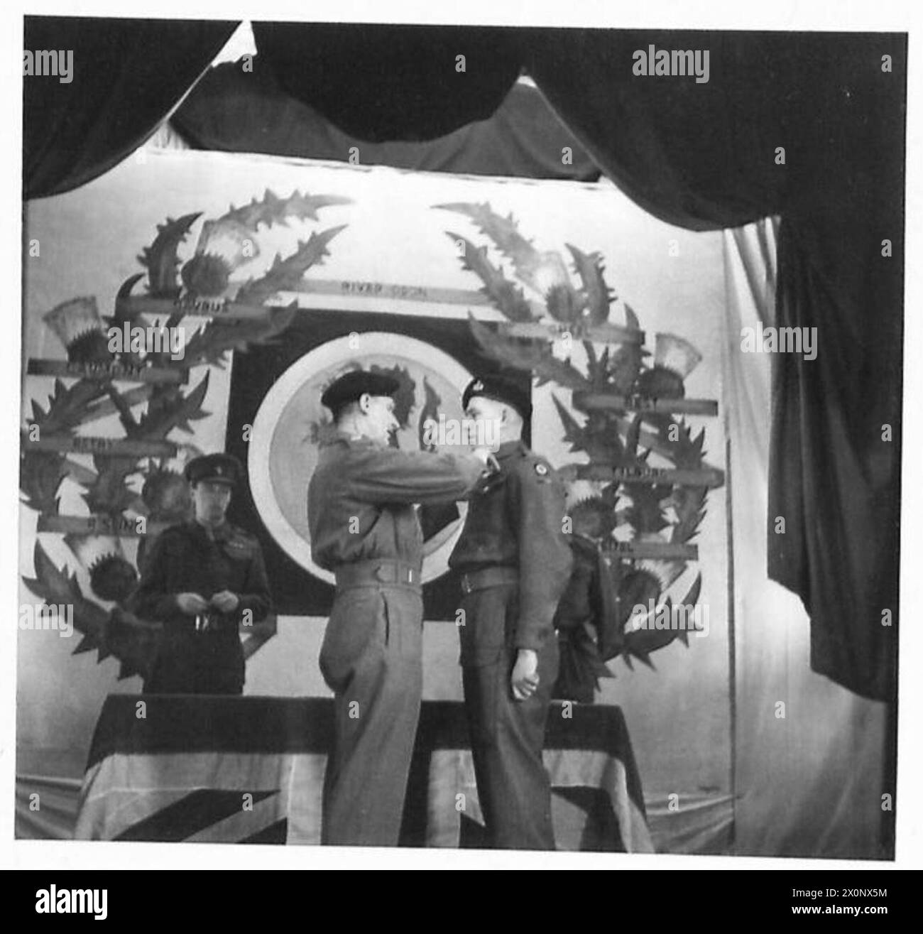 Le soldat J. Bolton du 15e régiment de reconnaissance (écossais) reçoit la médaille militaire lors d'une cérémonie d'investiture. Banque D'Images