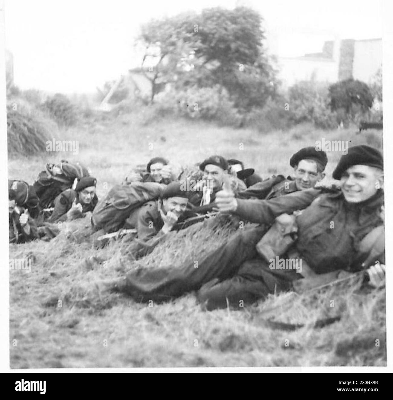 JOUR J - FORCES BRITANNIQUES LORS DE L'INVASION DE LA NORMANDIE 6 JUIN 1944 - Commandos de la 1re brigade de services spéciaux dans les dunes derrière la plage de la Reine Rouge, zone de l'épée, 6 juin 1944 Banque D'Images