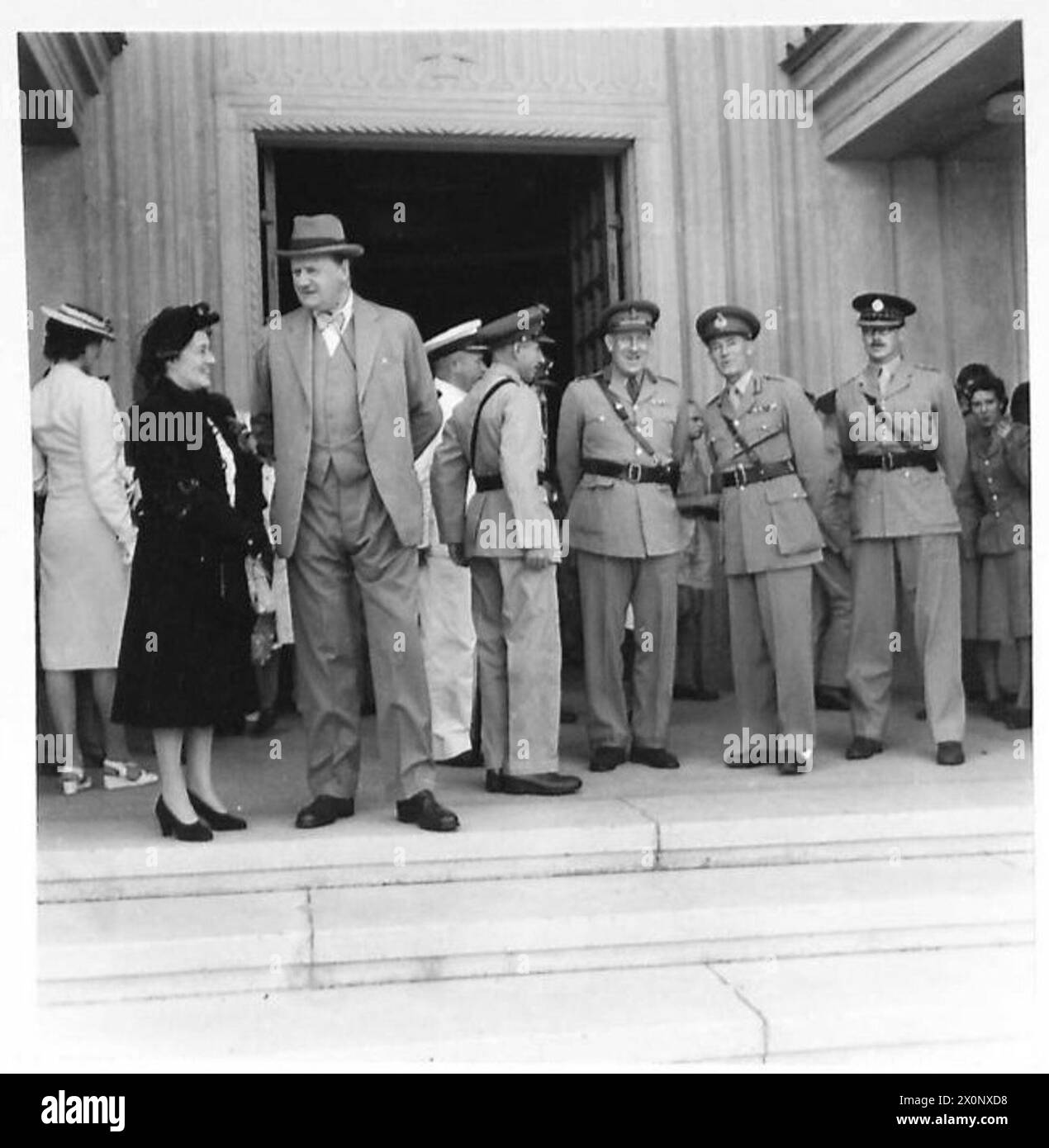 Négatif photographique montrant l'ambassadeur britannique, Sir Miles Lampson, quittant la cathédrale lors des célébrations du George's Day au Caire. Banque D'Images