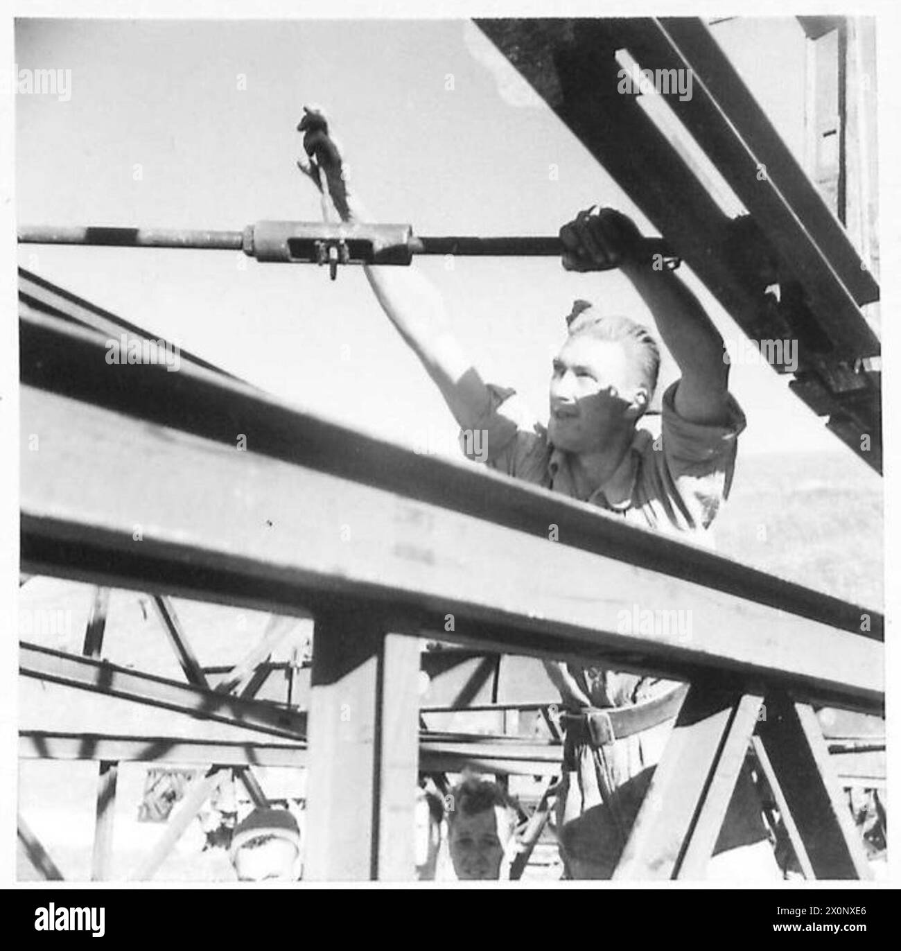 LE PONT BAILEY - le Cpl K.H. Skelcher de Chatham, Kent, serre les renforts d'oscillation sur le nez. Négatif photographique, Armée britannique Banque D'Images