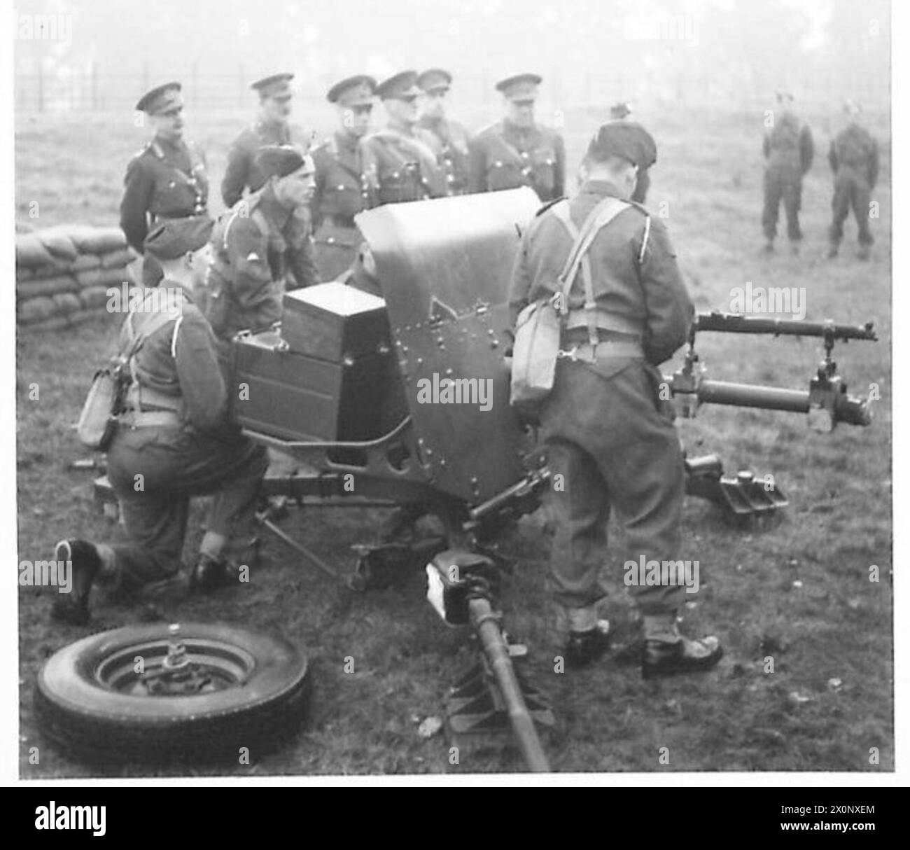 KING VISITE LE COMMANDEMENT occidental - le Kong regarde un dispositif par lequel un fusil, monté sur un canon antichar, est tiré, au lieu du canon. Ceci est utilisé comme un moyen économique de formation. Négatif photographique, Armée britannique Banque D'Images