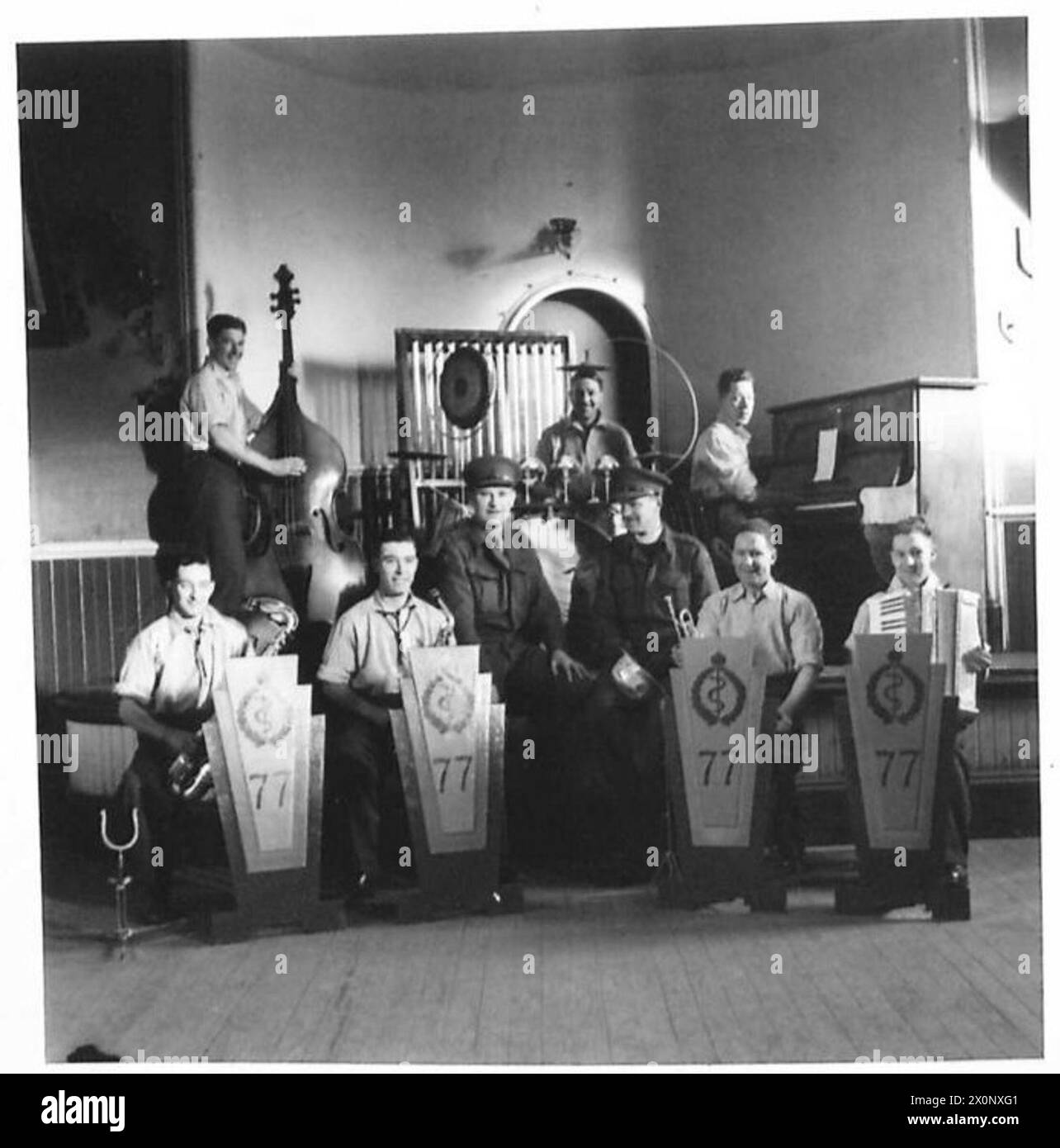 Le révérend E.R. Marr et le Coll D.J. McMyn du CMRAR divertissent des soldats avec un orchestre de danse ambulance de campagne. Négatif photographique, armée britannique. Banque D'Images