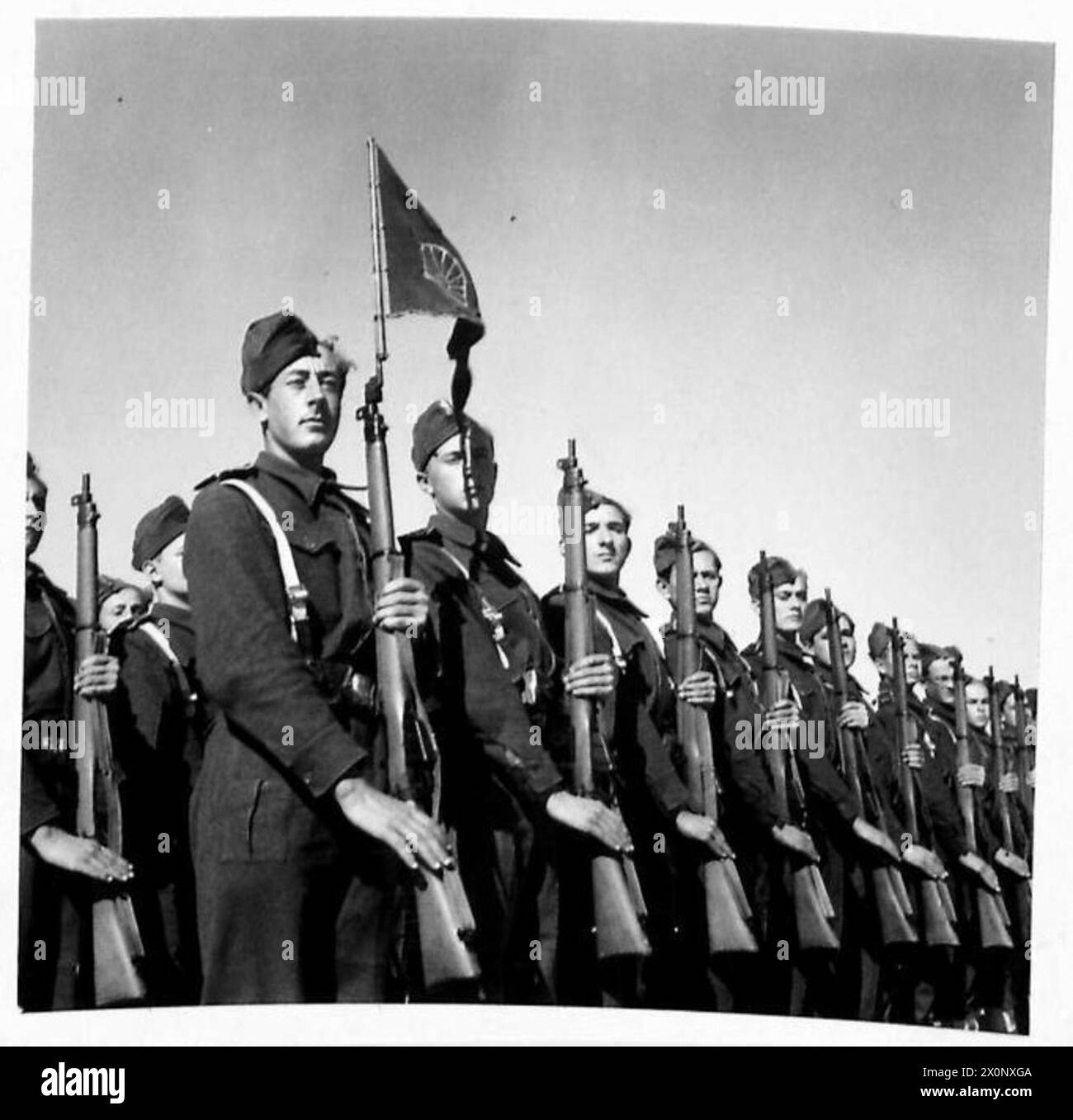 L'ARMÉE POLONAISE AU MOYEN-ORIENT, 1942-1943 - désireux d'apprendre, les cadets sont rapidement devenus compétents dans l'exercice des armes. Notez le fanion attaché à une baïonnette tenue par le cadet le plus proche arborant l'insigne de l'École des cadets des jeunes soldats (Junacka Szkoła Cadetów). Au camp Barbara près de Gaza en Palestine, quelques milliers de jeunes Polonais sont formés et éduqués comme soldats cadets pour le jour où ils pourront rejoindre leurs aînés comme des hommes de combat accomplis dans la lutte pour la libération finale de leur pays. Ils sont acceptés à la école cadette à partir de l'âge de six ans, et en plus du mili Banque D'Images