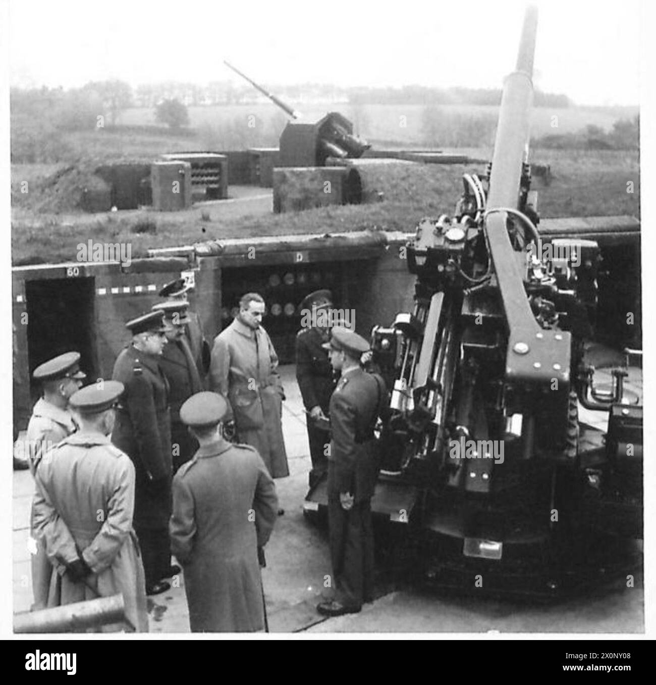 Le secrétaire d'État à l'Air et le lieutenant-général J.L. Devers inspectent un canon antiaérien de 3,7 sur un site militaire. Négatif photographique, armée britannique. Banque D'Images