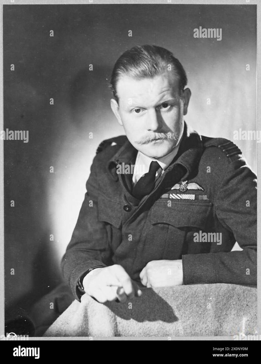 Le commandant de l'escadre I.C.K. Swales, né en 1915, a été formé comme installateur d'avions et pilote dans la RAF, a reçu les prix DFM (1940), DFC (1942) et DSO (1944) pour son leadership opérationnel et son efficacité. Photo publiée en 1945. Banque D'Images