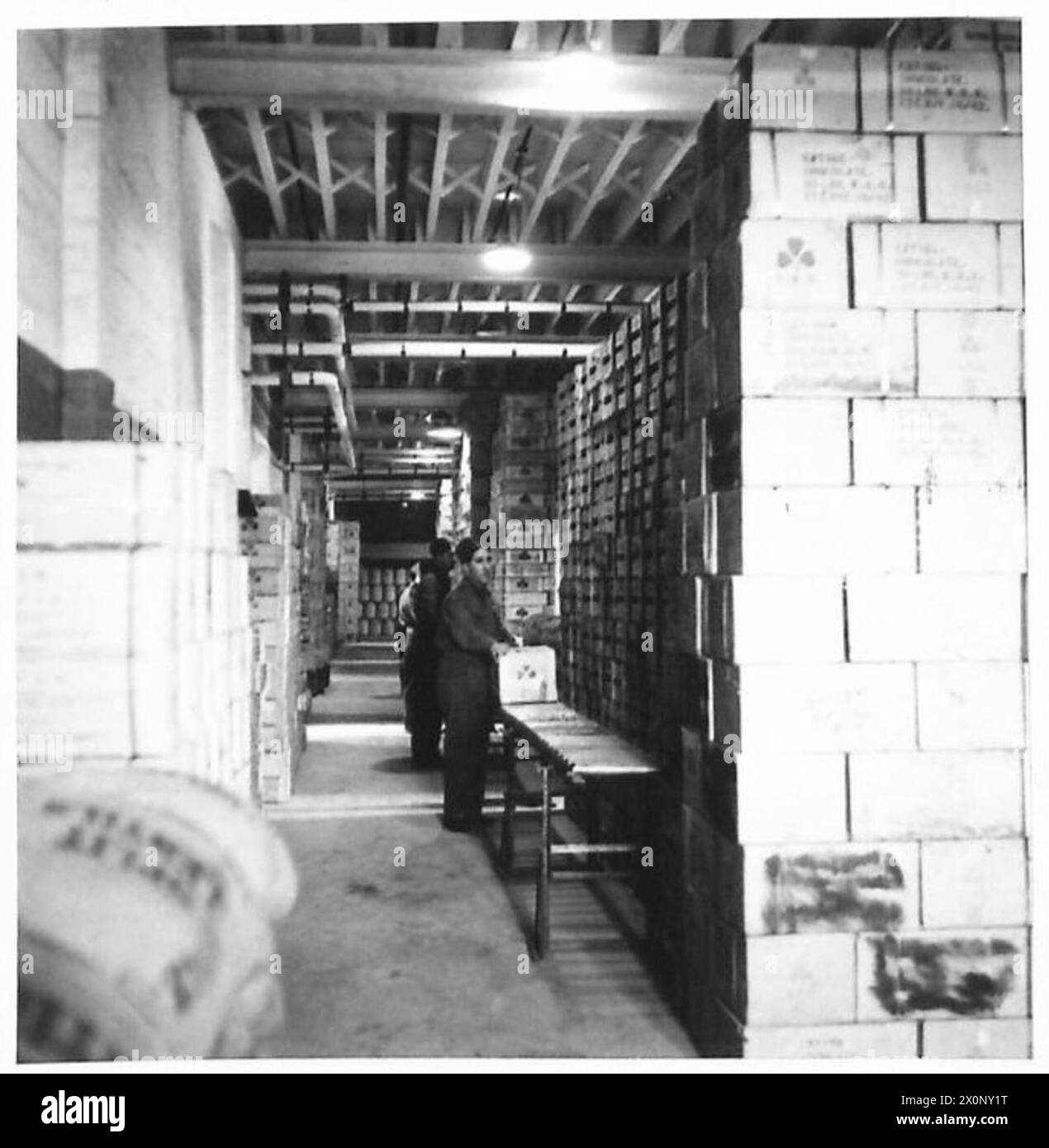 Des images d'entraînement au dépôt N9 M.S.D. de Newbury montrent des méthodes de déchargement et d'empilage de produits alimentaires en boîte. Négatif photographique, armée britannique. Banque D'Images