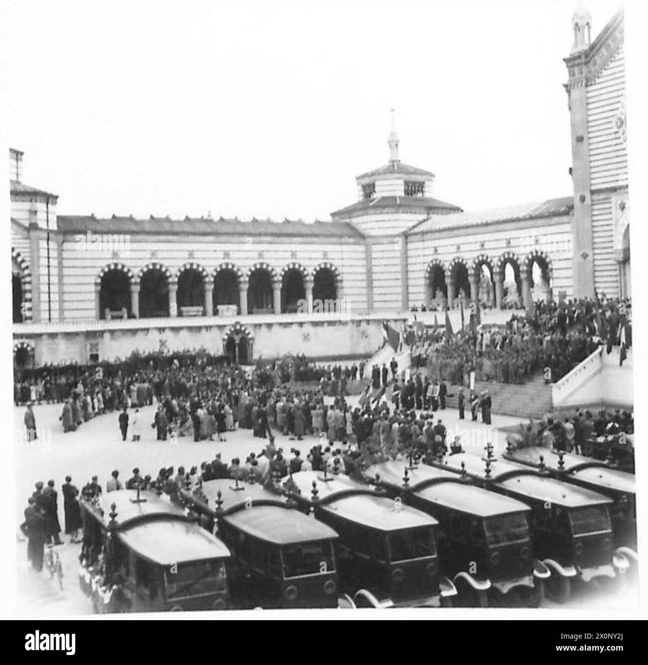 CÉLÉBRATIONS DU JOUR DE MAI - vue générale du cimetière pendant le rallye. Négatif photographique, Armée britannique Banque D'Images