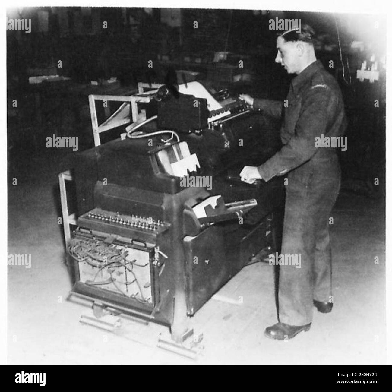 MACHINES D'ENREGISTREMENT - la machine de tabulation. L'opérateur sur la photo est Pte. J. Cruddas de Newcastle-on-Tyne. Négatif photographique, Armée britannique Banque D'Images