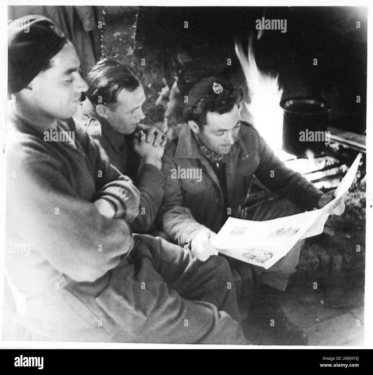 Les troupes Alec Whitton, George Thompson et Leonard Cogman de l'escadron No.1 Troop 'A', 2 Royal Tank Regiment, lisent les nouvelles de la 8e armée pendant leur service en Europe et en Afrique du Nord. Banque D'Images Les troupes Alec Whitton, George Thompson et Leonard Cogman de l'escadron No.1 Troop 'A', 2 Royal Tank Regiment, lisent les nouvelles de la 8e armée pendant leur service en Europe et en Afrique du Nord. Banque D'Images