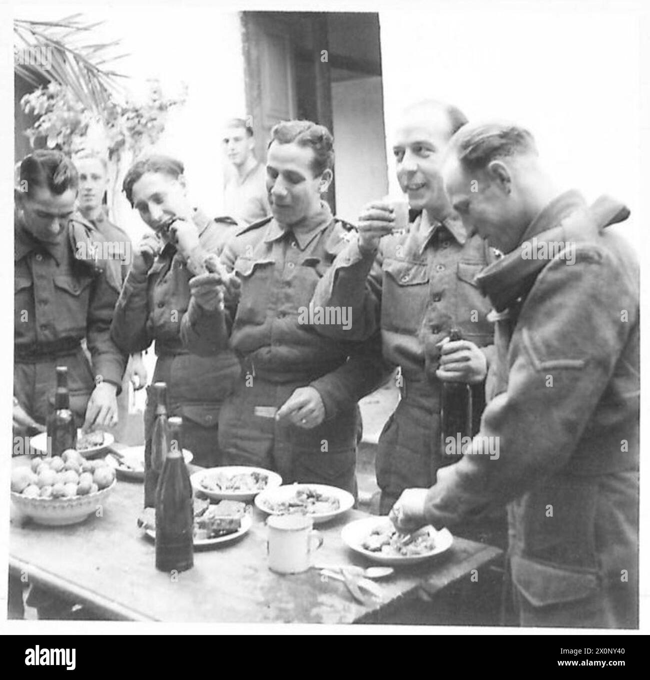 Les troupes britanniques des 2/6 Queens dînent de Noël près du front avec de la dinde, des pommes de terre rôties et du chou-fleur en étant debout. Banque D'Images