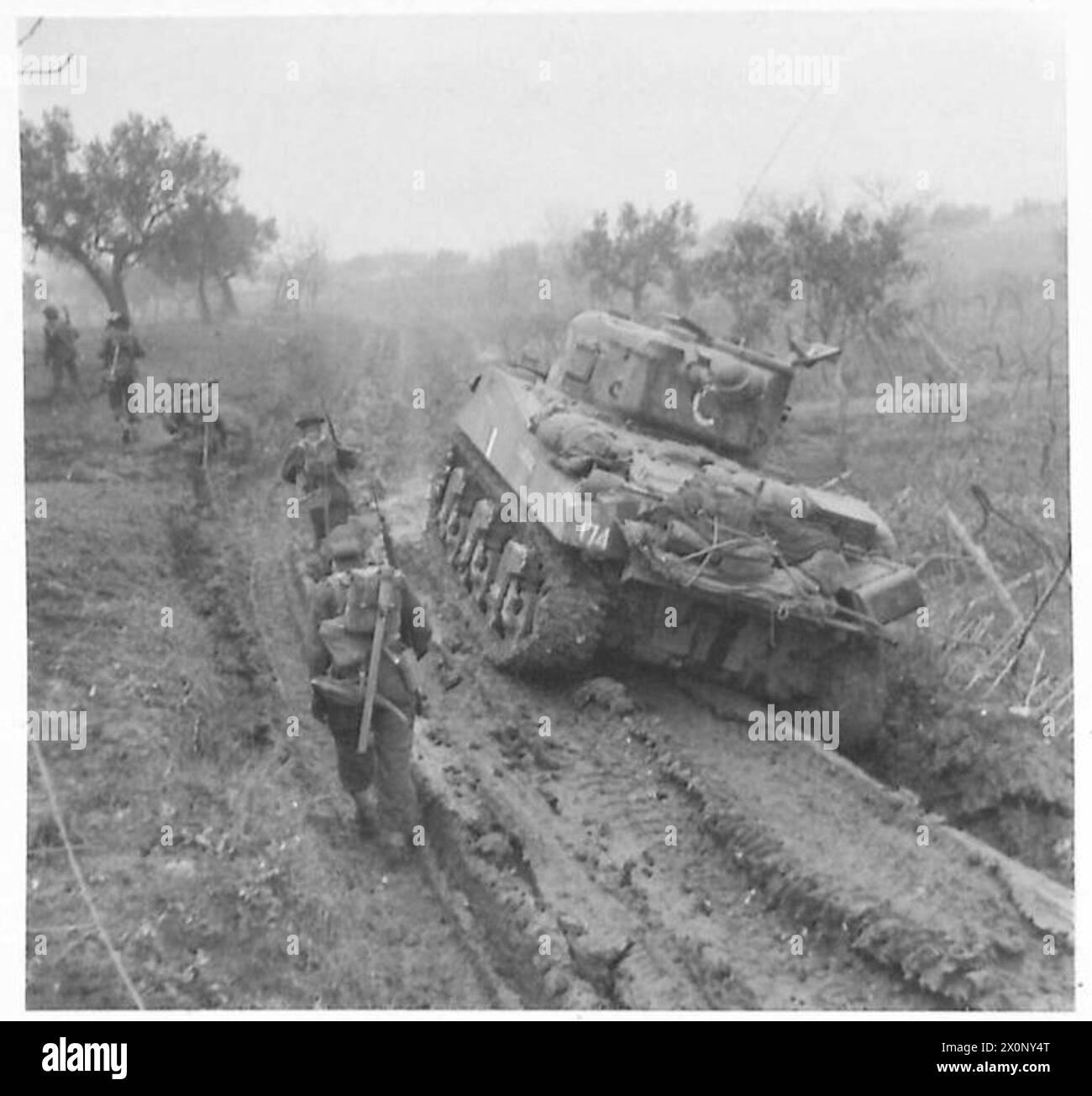 ITALIE : HUITIÈME POUSSÉE des ARMYCANADIANS VERS LA RIVIÈRE ARIE - les chars du 12 Canadian Tank Regiment et l'infanterie des Cape Breton Highlanders avancent sur un sol très mou. Négatif photographique, Armée britannique Banque D'Images