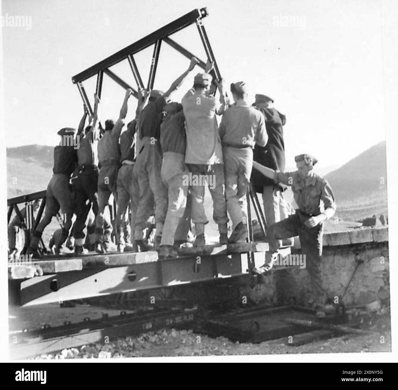La construction d'un pont Bailey commence par la mise en place de panneaux pour la section « nez ». Banque D'Images