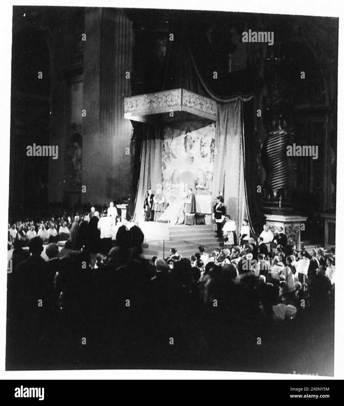 Le Pape écoute quatre juges-avocats présenter les raisons de la canonisation d’un nouveau Saint lors d’un consistoire public. Banque D'Images Le Pape écoute quatre juges-avocats présenter les raisons de la canonisation d’un nouveau Saint lors d’un consistoire public. Banque D'Images