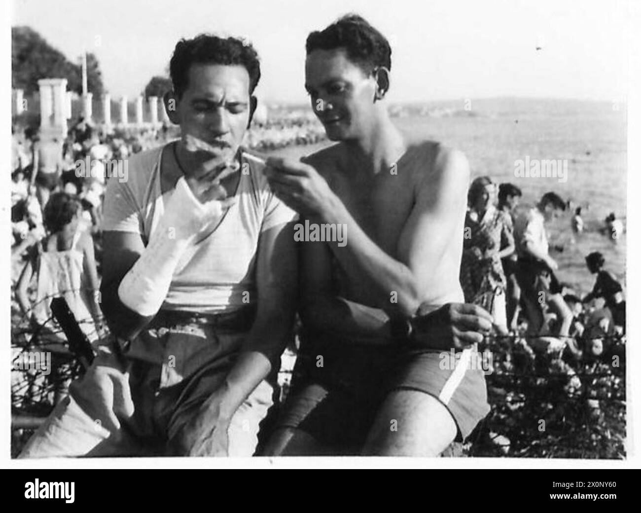 Pte. Charles Tuarau du 21e bataillon et Pte. E.J. Flavell du 28e bataillon maori nageant sur les rives de Barcola près de Trieste. Les deux ont 2 1/2 ans de service outre-mer. Négatif photographique, armée britannique. Banque D'Images