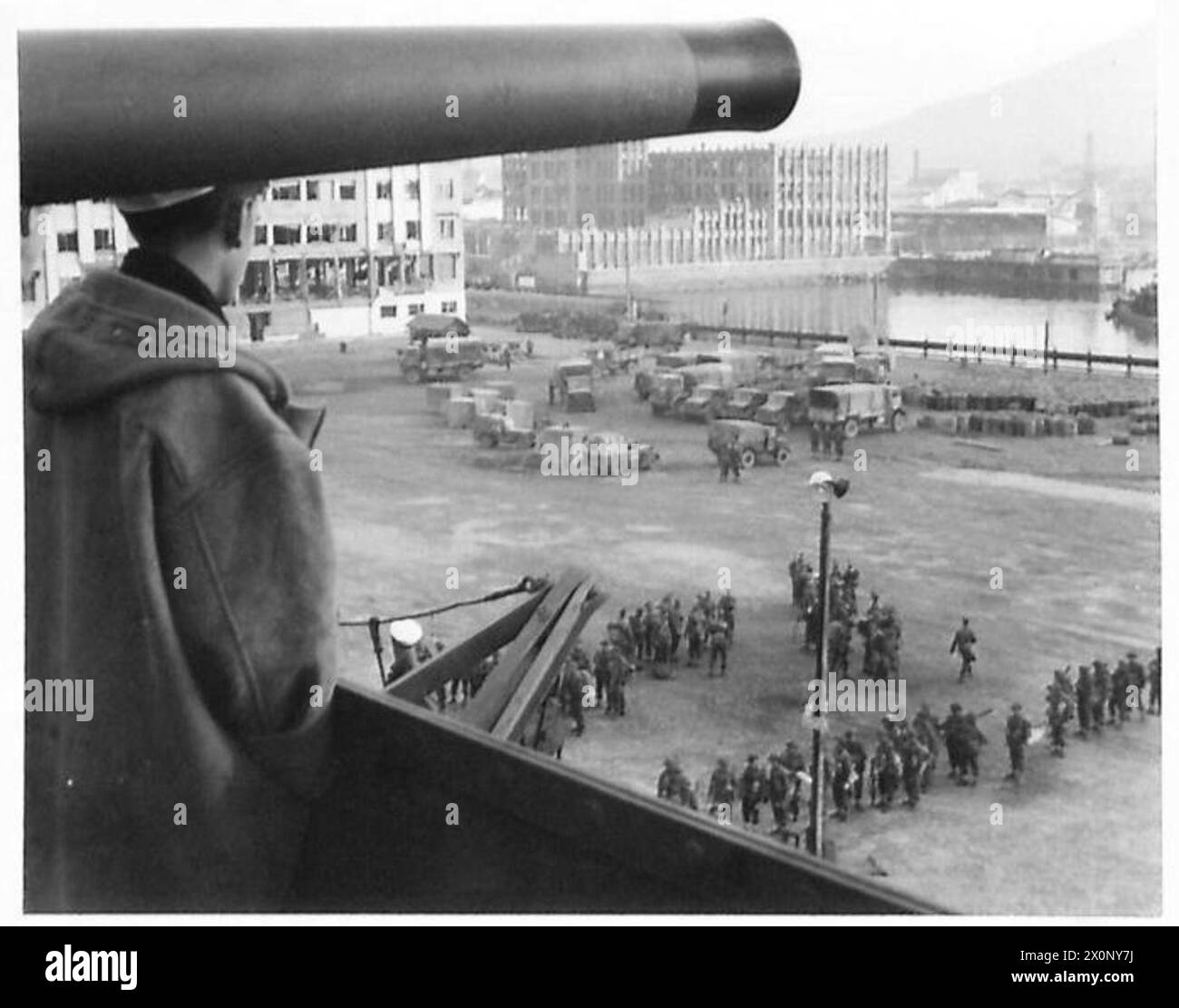 LA BATAILLE D'ANZIO, JANVIER-JUIN 1944 - gardes le 1er bataillon, Scots Guards (1st Infantry Division britannique, VI corps, Cinquième armée américaine) embarquant sur le navire de troupes HMT Derbyshire à Naples pour l'opération Shingle, 17 janvier 1944 US Army, British Army, British Army, 1st Infantry Division, British Army, British Army, British Army, British Army, British Army, British Army, Scots Guards, armée britannique, Scots Guards, 1er bataillon Banque D'Images