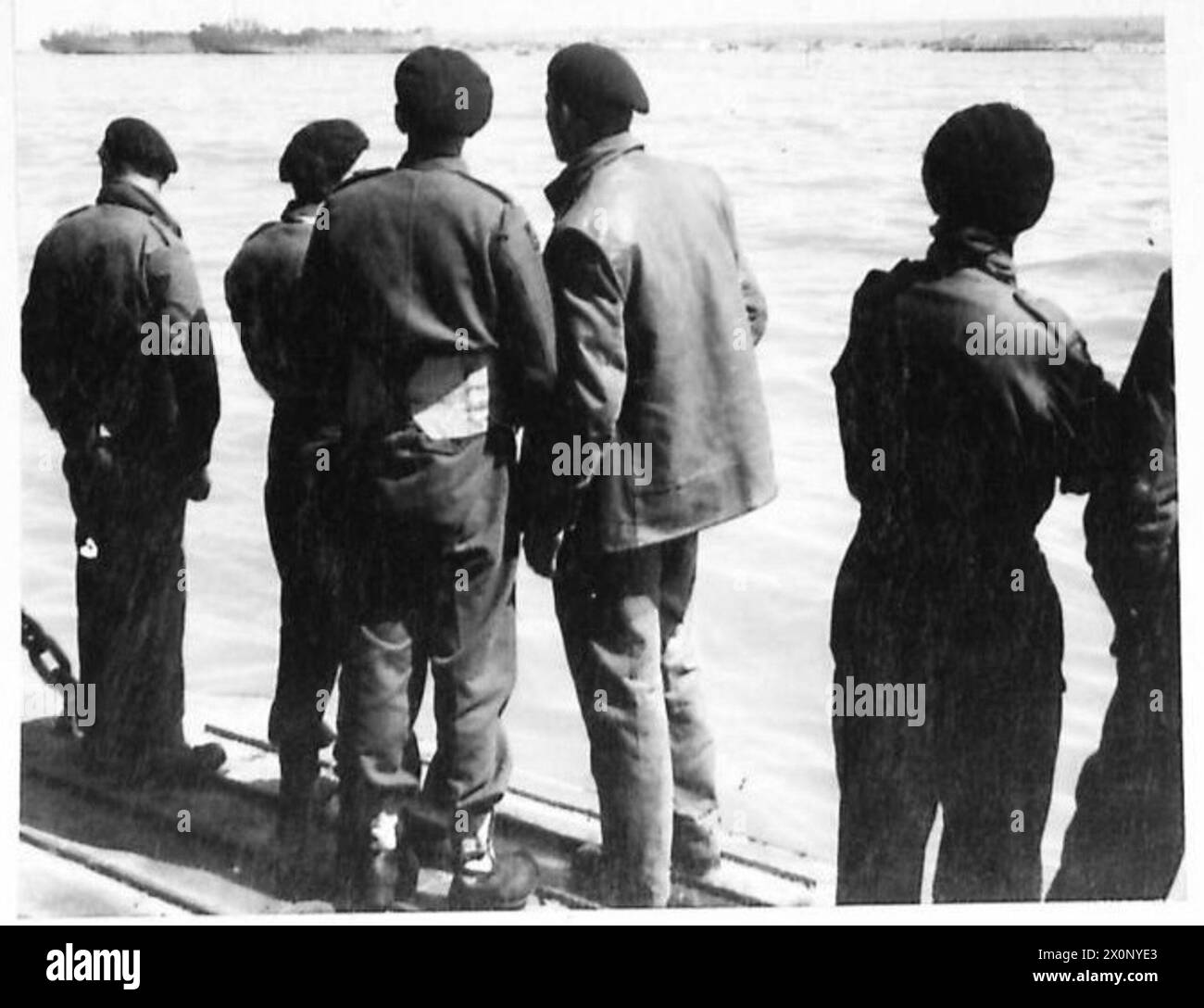 L'ARMÉE BRITANNIQUE DANS LA CAMPAGNE DE NORMANDIE 1944 - les équipages de chars du 4th County of London Yeomanry (tireurs d'élite) regardent depuis le LCT 3506 vers le rivage, en attendant que la marée recule pour pouvoir débarquer, Gold Area, 7 juin 1944 Banque D'Images