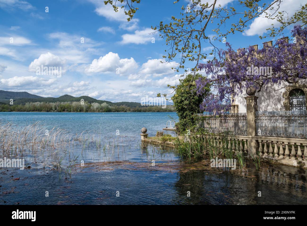 Constructions uniques appelées les pêcheries sur la rive est du lac Banyoles. La construction a commencé au XIXe siècle. Banyoles, Catalogne, Espagne Banque D'Images