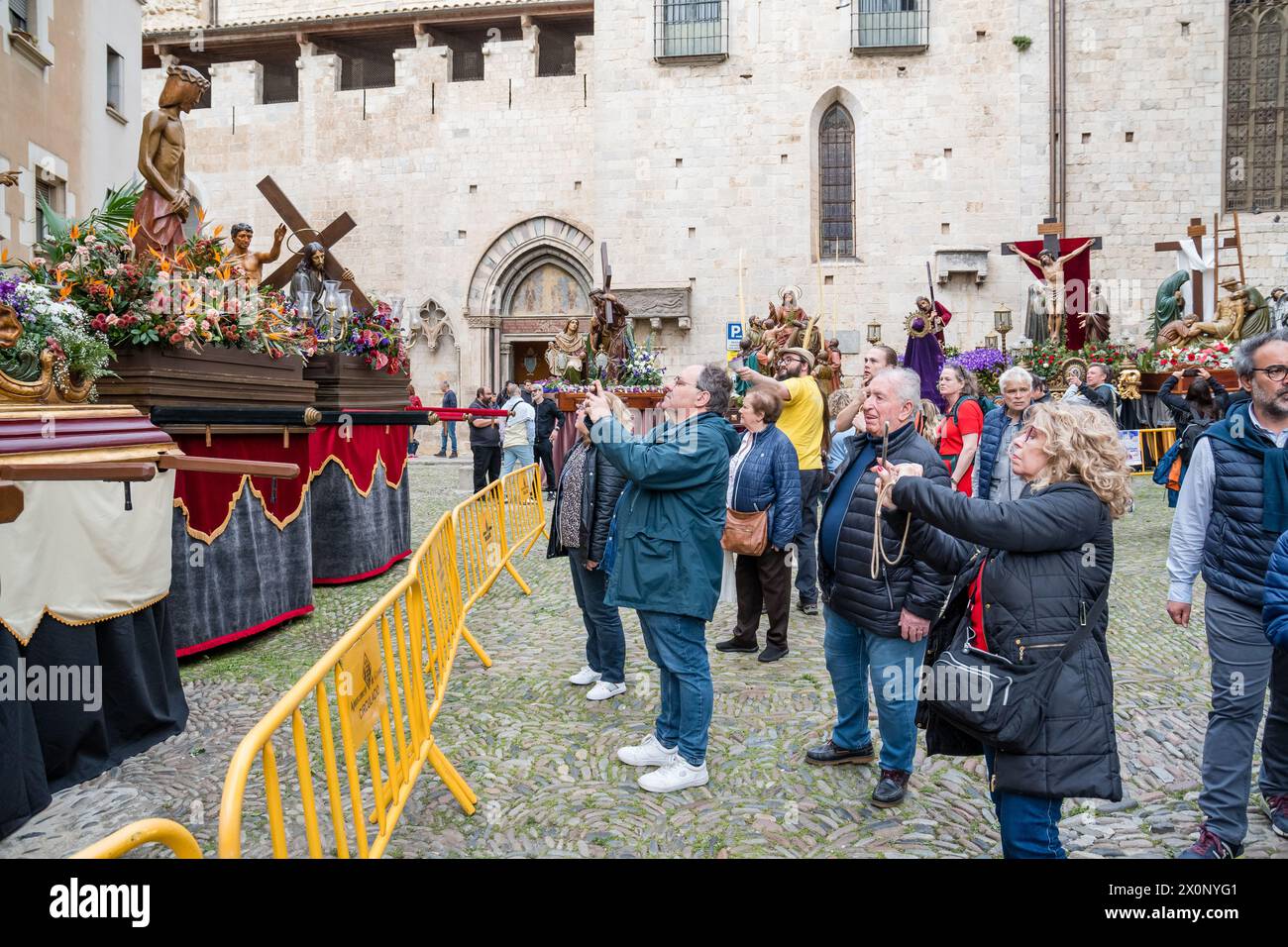 Les gens regardent, flotteur fait pour les processions religieuses, exposition paso avant de commencer la procession, Gérone, Catalogne, Espagne Banque D'Images