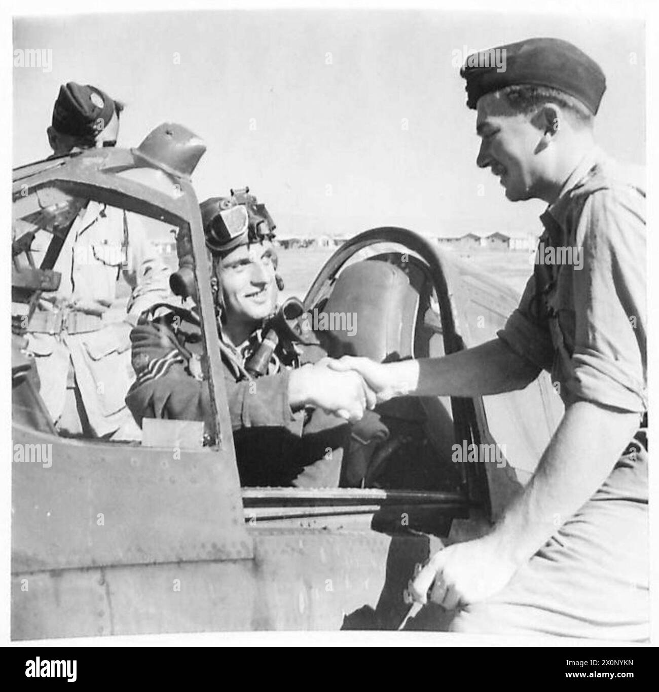 Le lieutenant R.L. Spicer du King's Own Yorkshire Light Infantry, 5e division, et le sergent de vol G.B. Warman coordonnent la coopération armée-air pendant les opérations de l'armée britannique. Banque D'Images