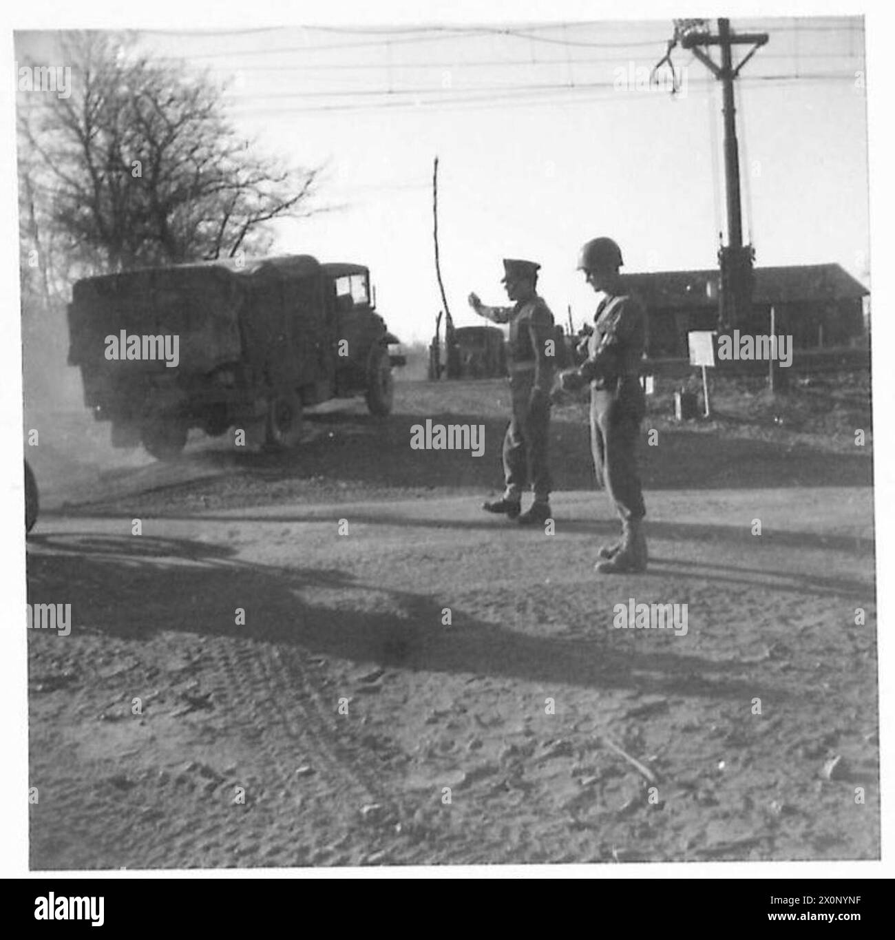 Deux véhicules directs de la police militaire au croisement de la via Ansiate Rome-Anzio Road : le Cpl Herbert R. Roe, 1re division américaine, et le l/Cpl. E. Edwards, 56e division Provost corps. Photographie négative documents contrôle allié du trafic dans les opérations de tête de pont. Banque D'Images